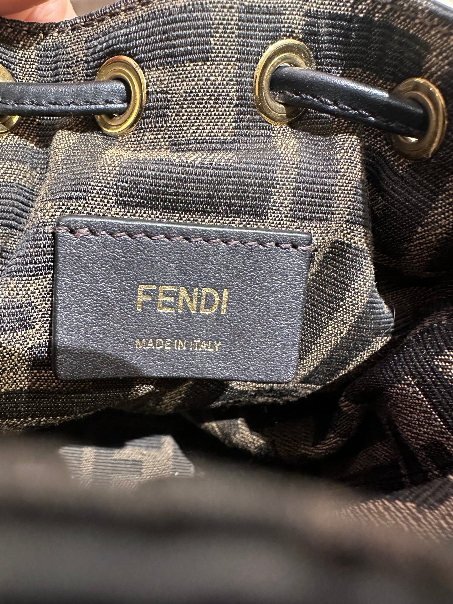 Fendi secchiello Mon Tresor e tracolla monogram in pelle