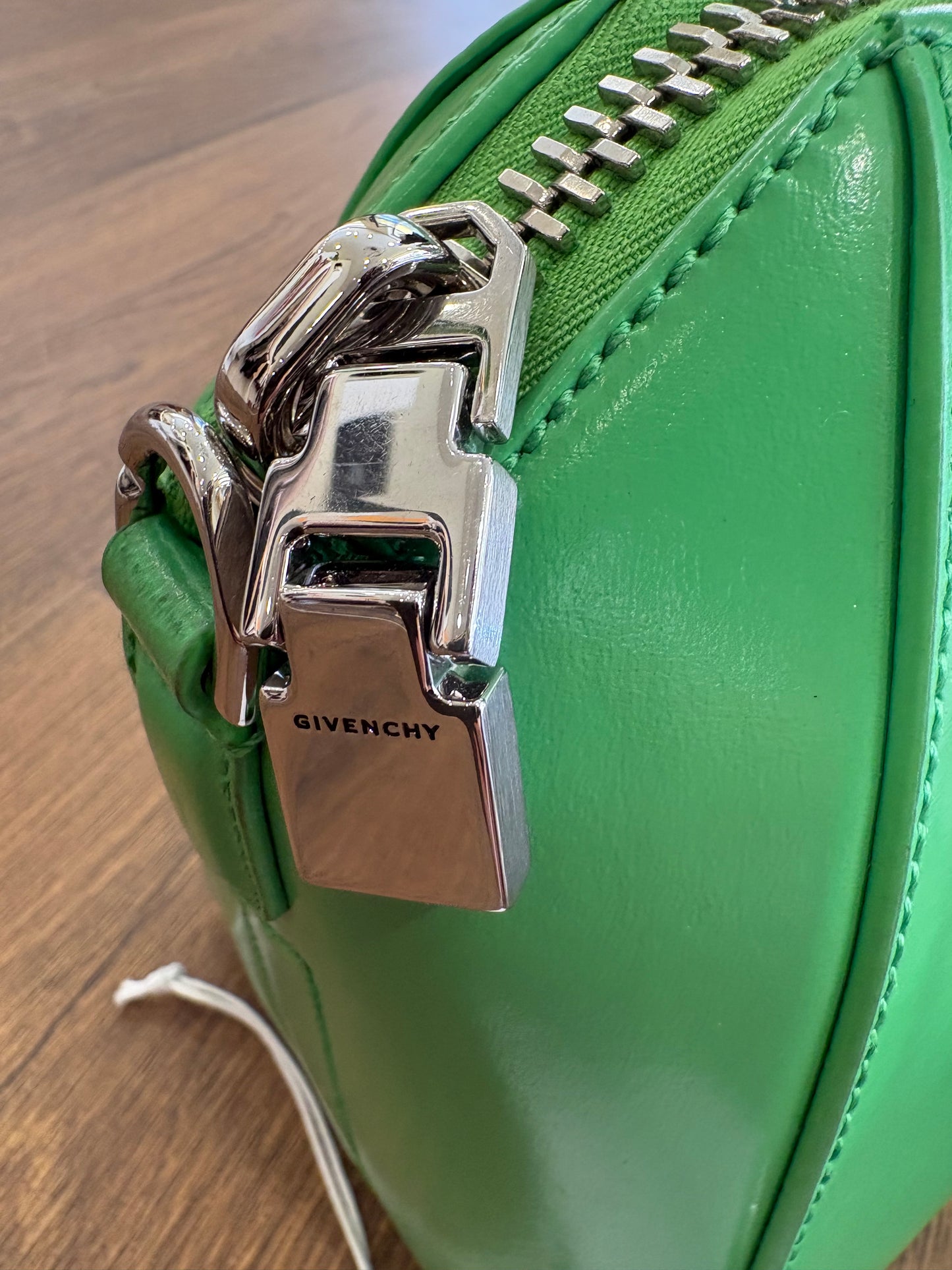Bottega Veneta Mini Antigona in pelle verde assenzio. Nuova
