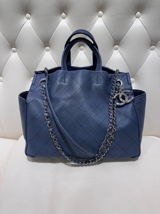 Chanel Pocket Tote   in pelle blu navy