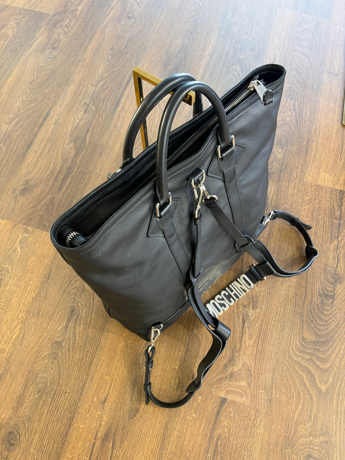Moschino Maxi Borsa / Zaino Convertibile in Pelle Martellata con Lettering Logo
