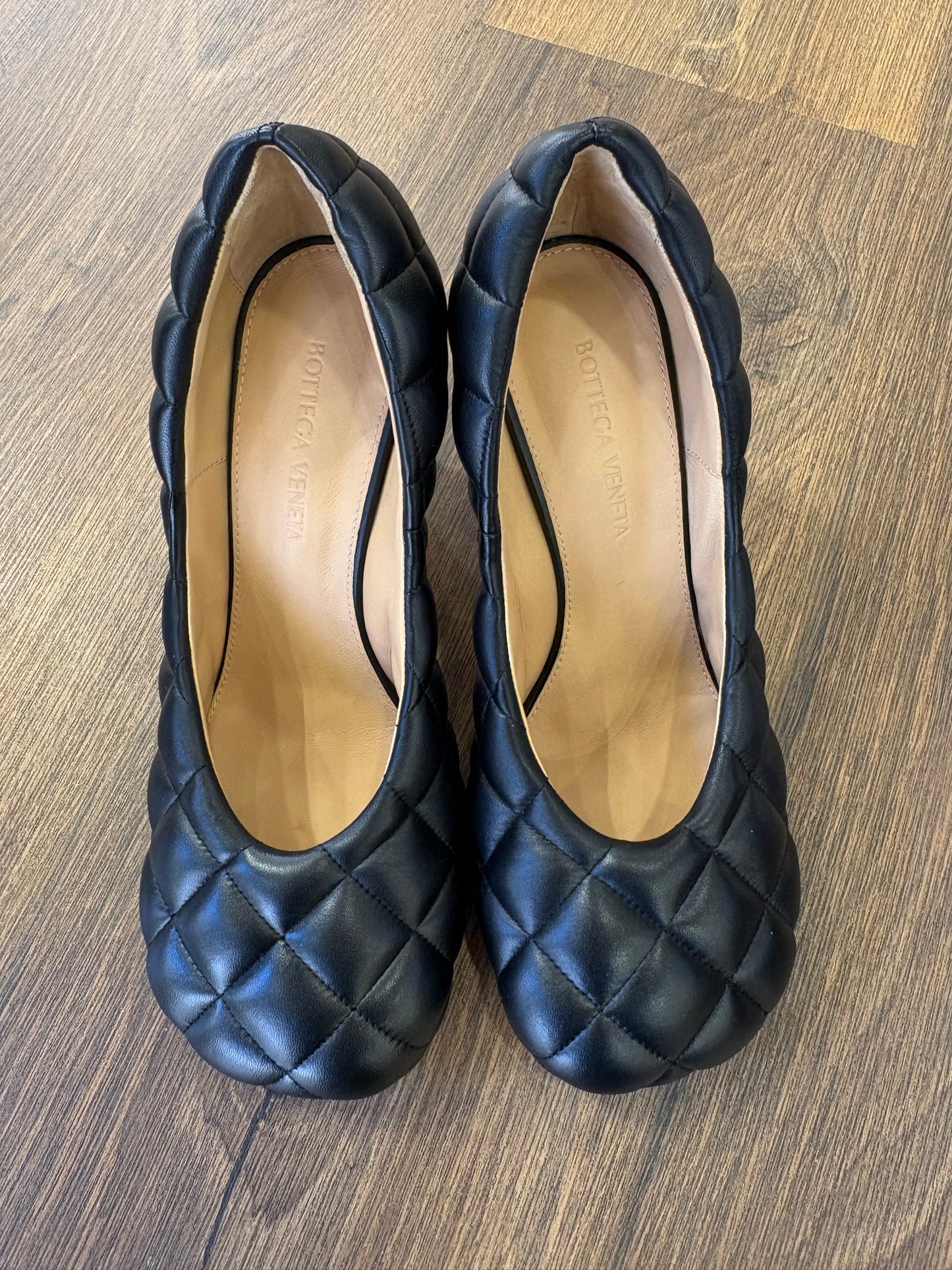 Bottega Veneta Puffy Bloc trapuntata in pelle nera 37. Nuovo