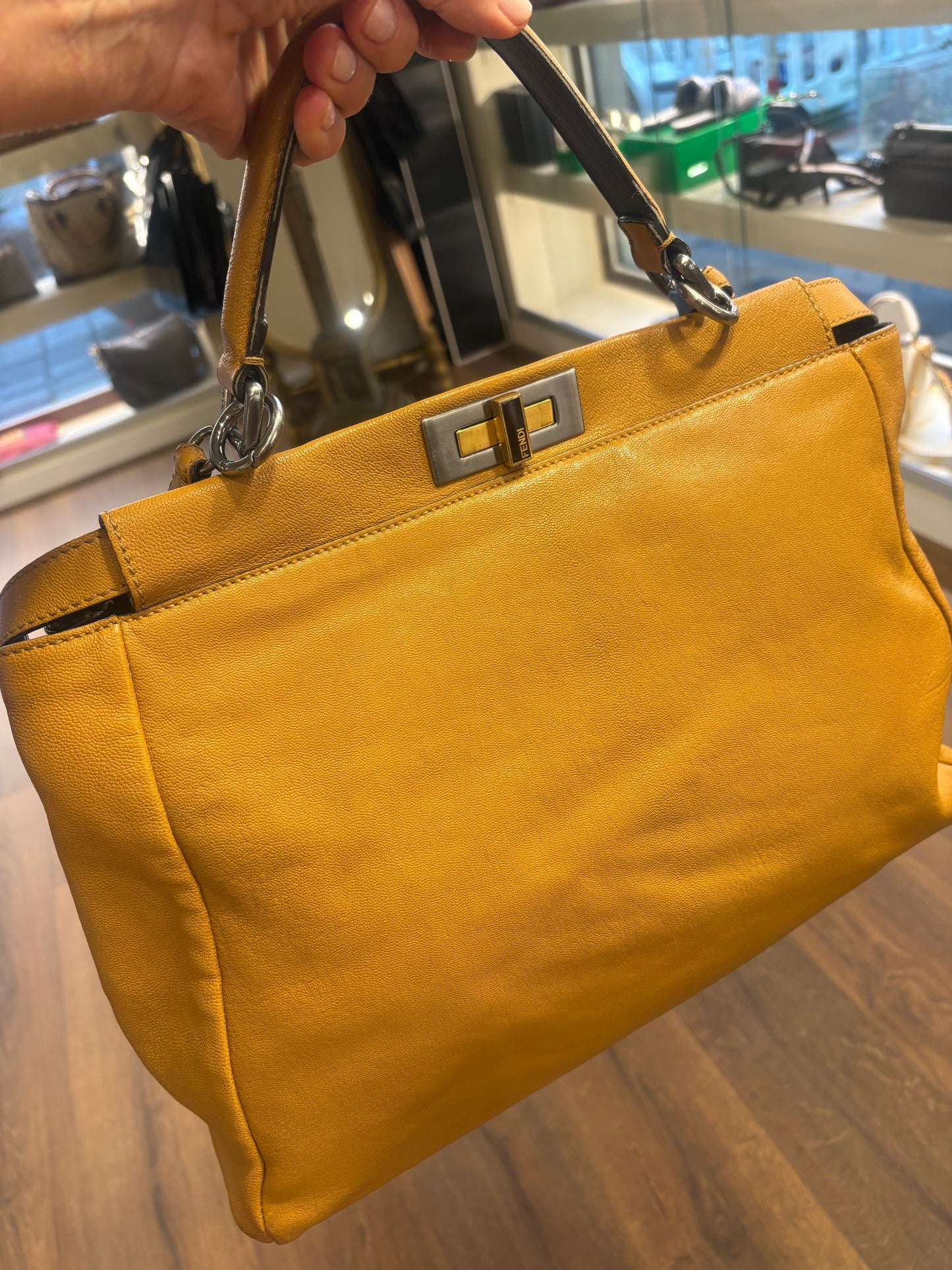 Fendi Peekaboo Large in Pelle Color Ocra con Interno Logo FF