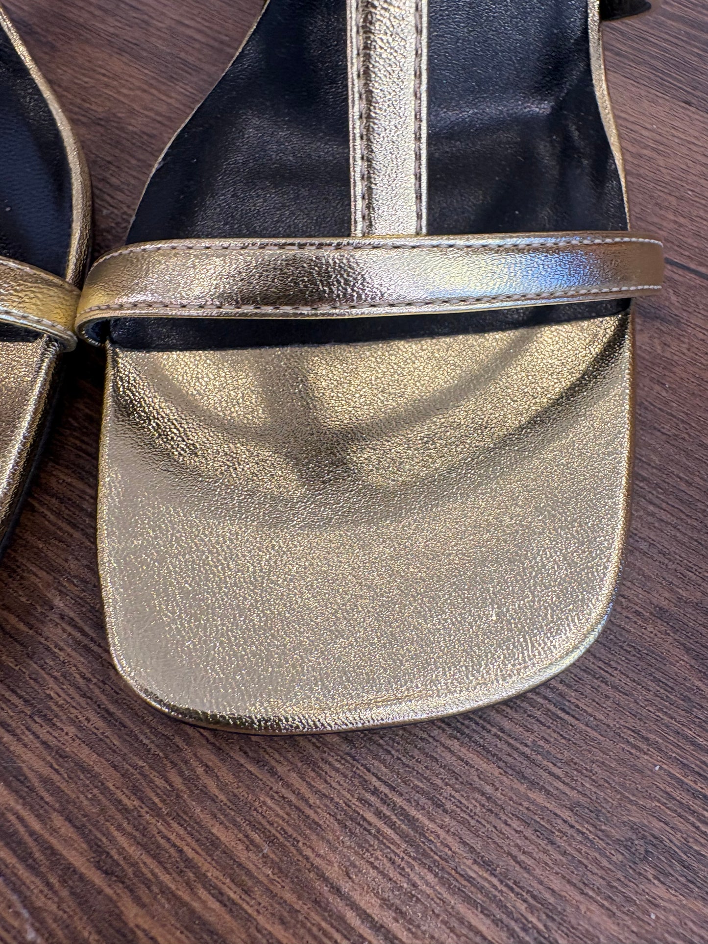 Gucci Sandali Sabot Slim Horsebit in Pelle Metallizzata Oro. Nuovo