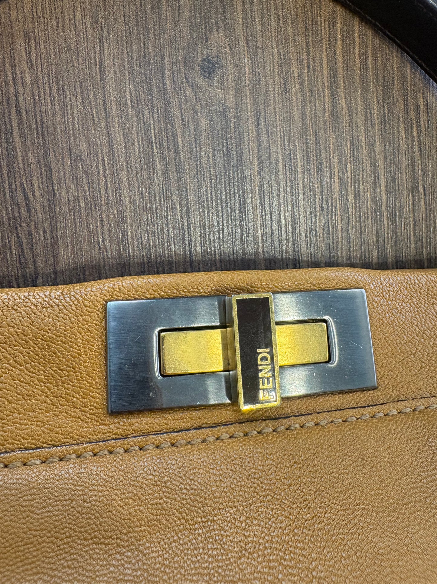 Fendi Peekaboo Large in Pelle Color Ocra con Interno Logo FF