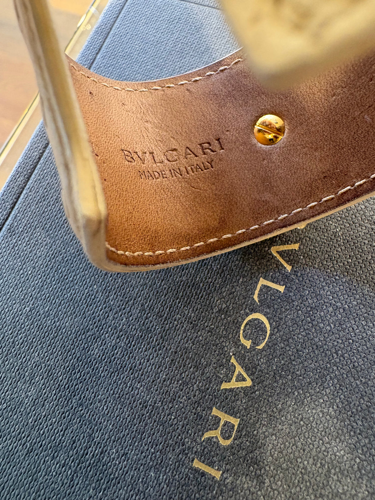 Bvlgari bracciale rigido a fascia in pelle di struzzo avorio metallo dorato