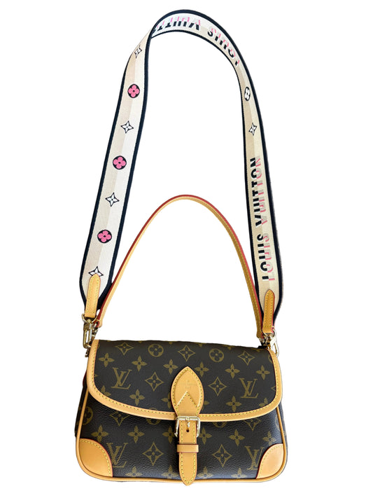 Louis Vuitton Borsa Messenger Diane PM in Tela Monogram con Tracolla Jacquard. Nuovo