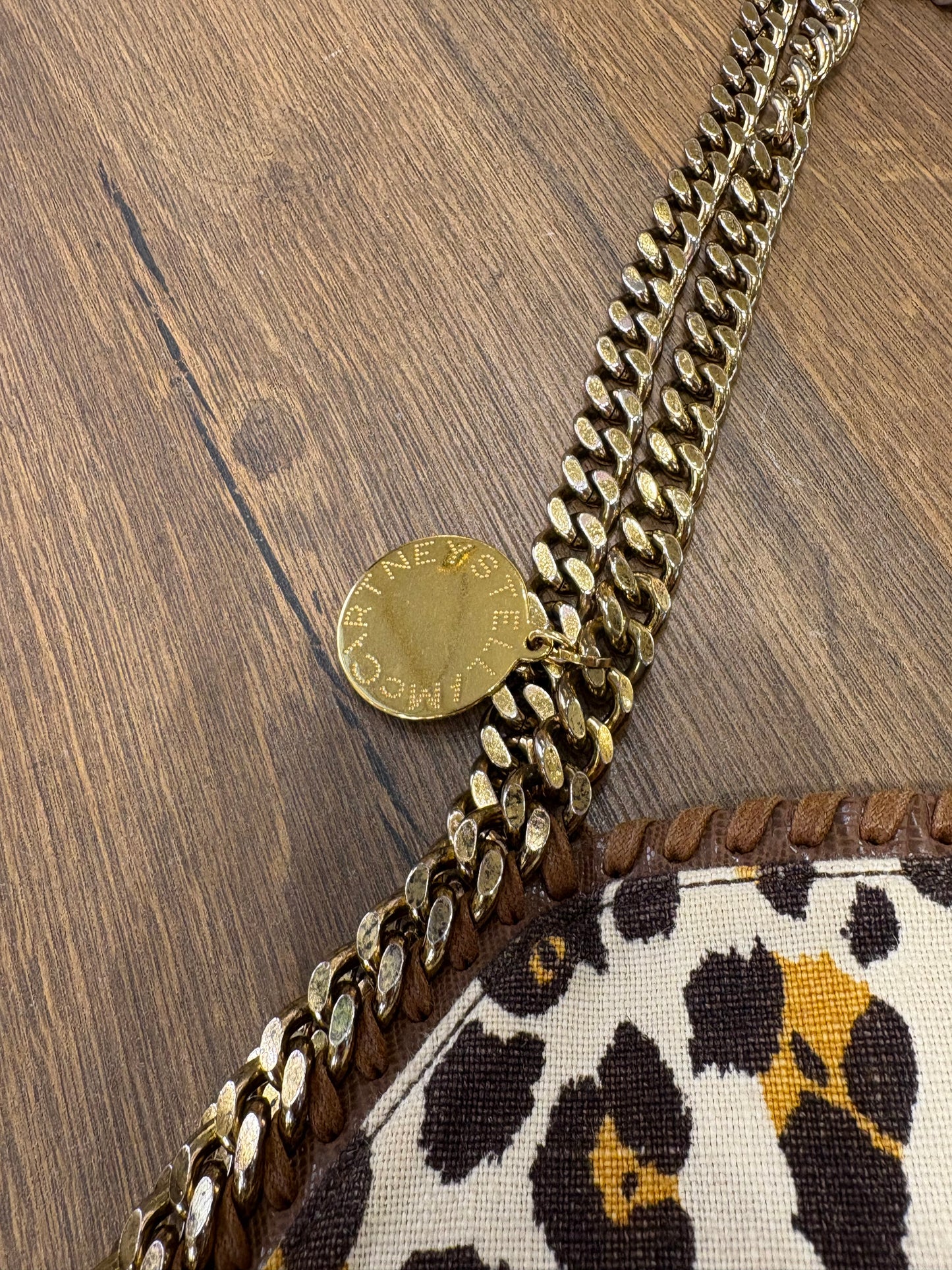 Borsa Stella McCartney Falabella Fold-Over Tote in Tela Canvas Leopardata con Catena Dorata