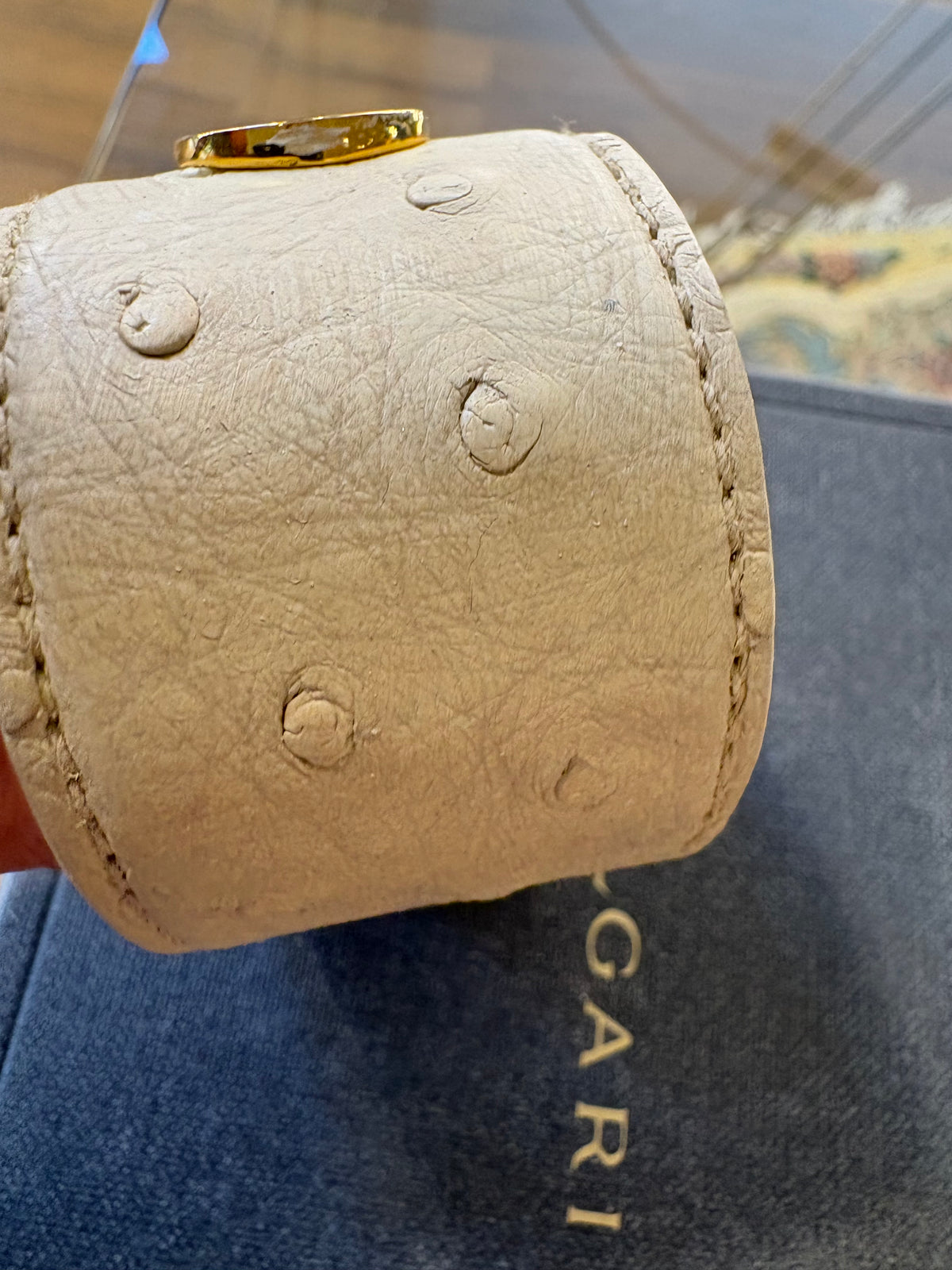 Bvlgari bracciale rigido a fascia in pelle di struzzo avorio metallo dorato