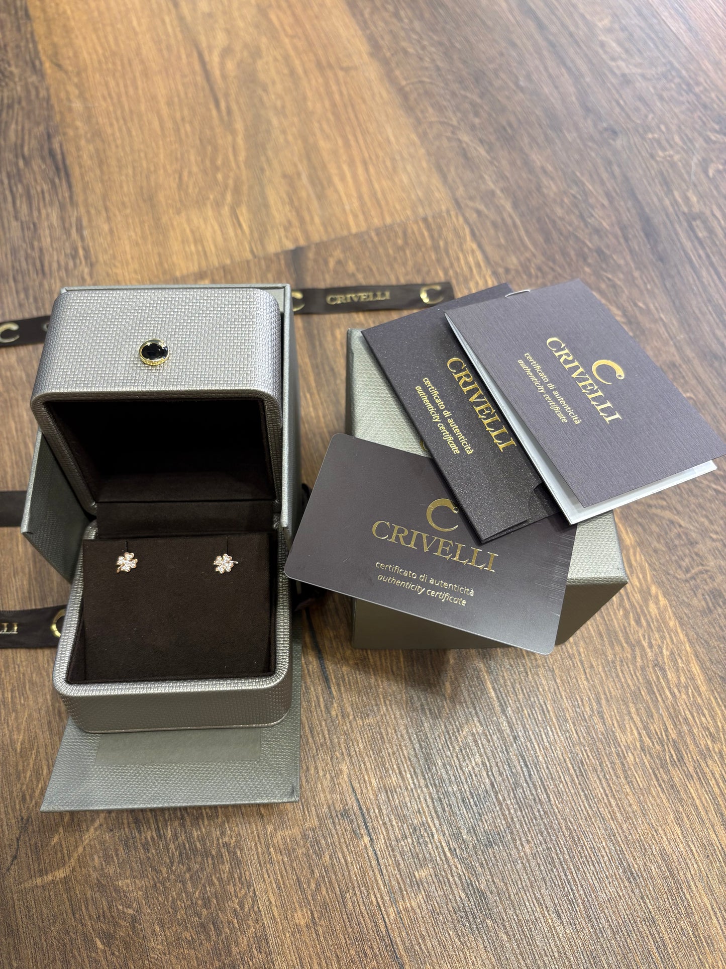 Orecchini a Lobo Crivelli a Forma di Quadrifoglio in Oro Rosa 18kt con Pavé di Diamanti
