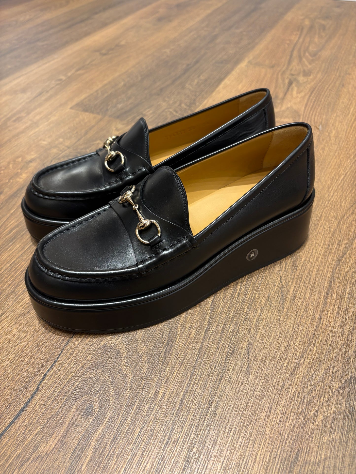 Gucci mocassini in pelle con morsetto . Nuovi