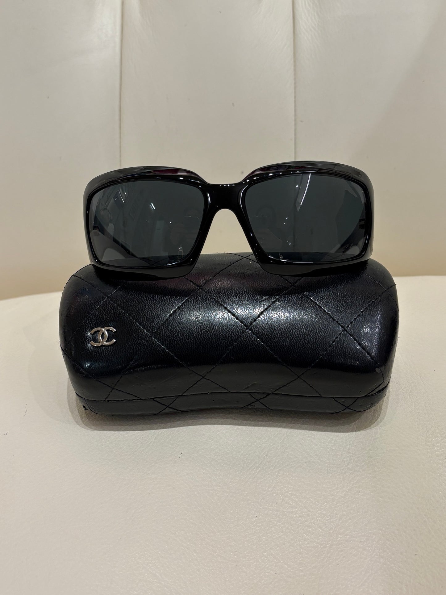 Chanel occhiali da sole acetato nero macro logo