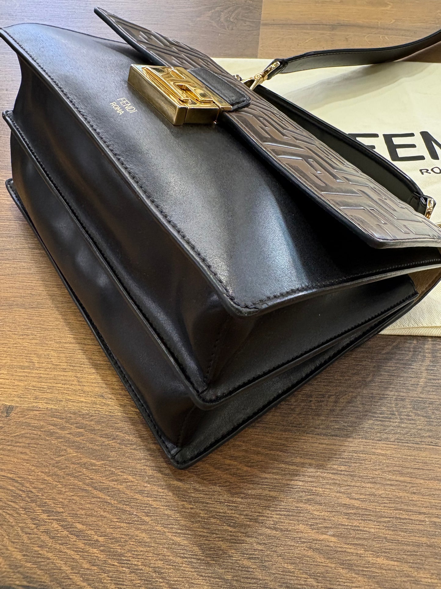 Fendi Kan U Medium in Vitello Liberty Bi-Color con Patta Goffrata FF