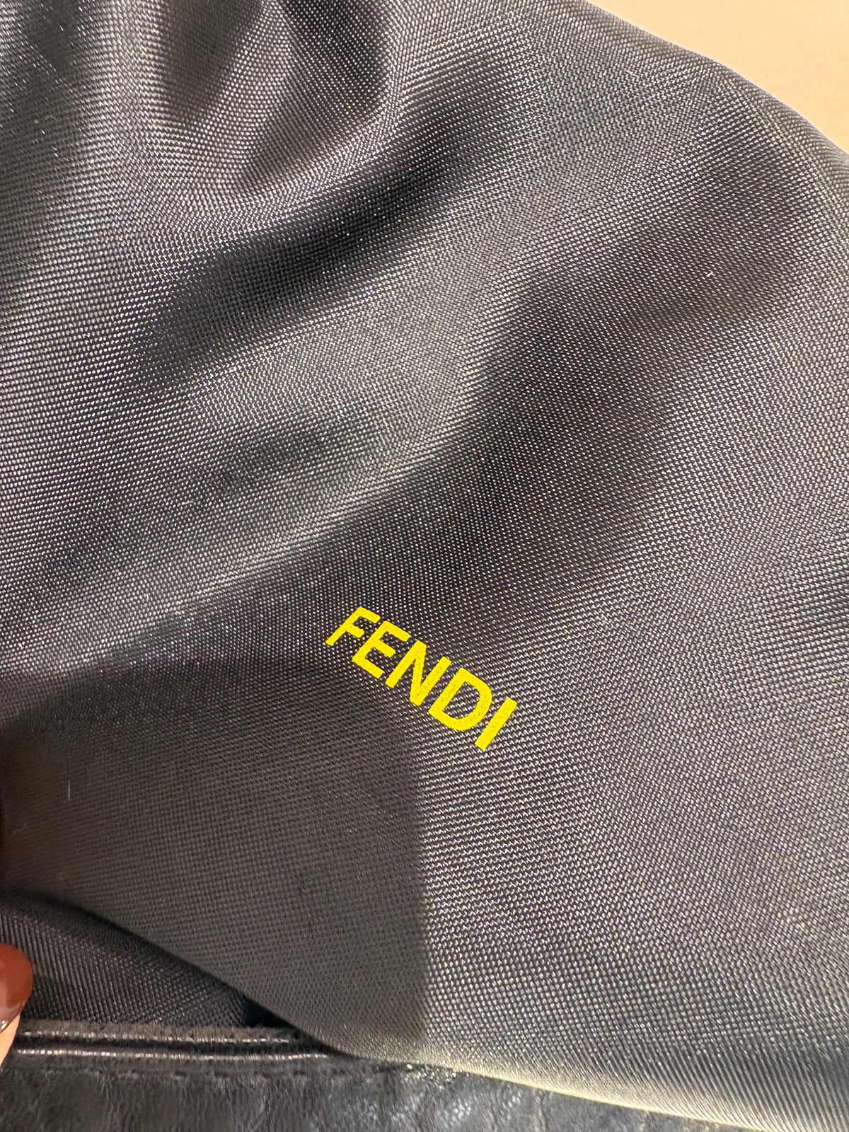 Fendi Mia Bag borsa a spalla in pelle martellata nera