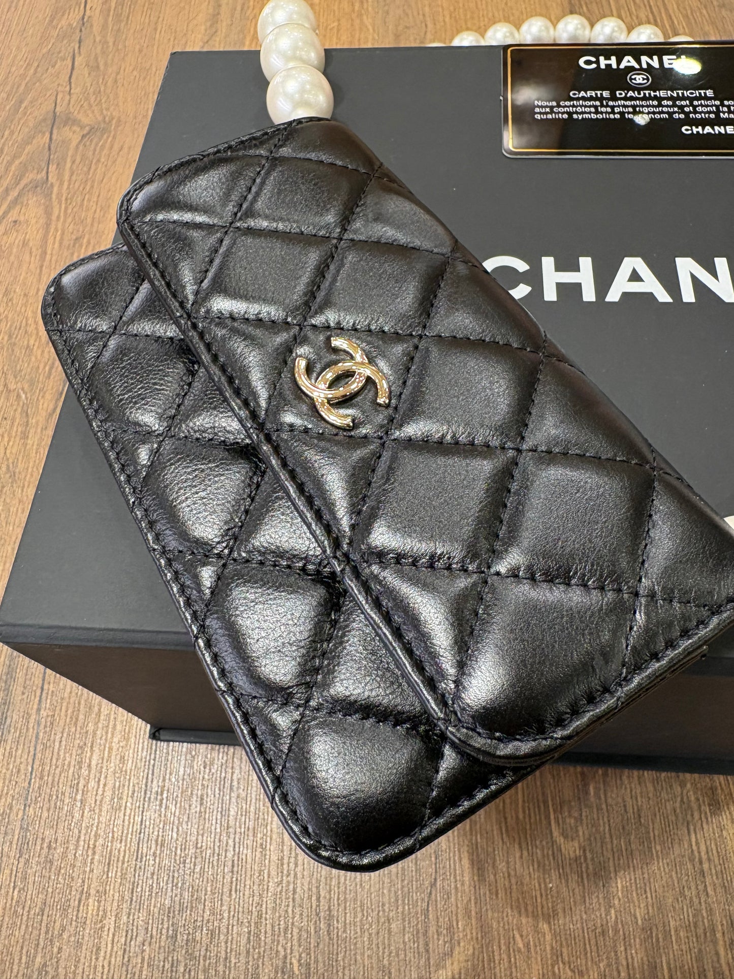Chanel CC Mark Chain Wallet e perle