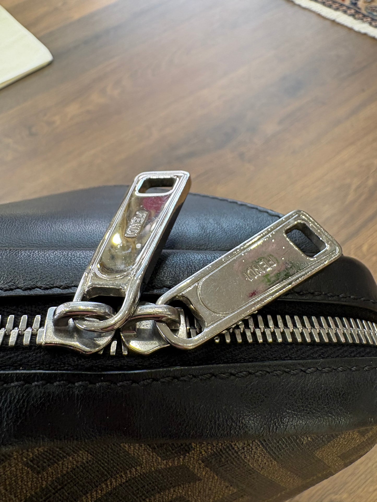 Zaino Monospalla Fendi FF Diagonal in Pelle e Tela Monogram  NeroTabacco