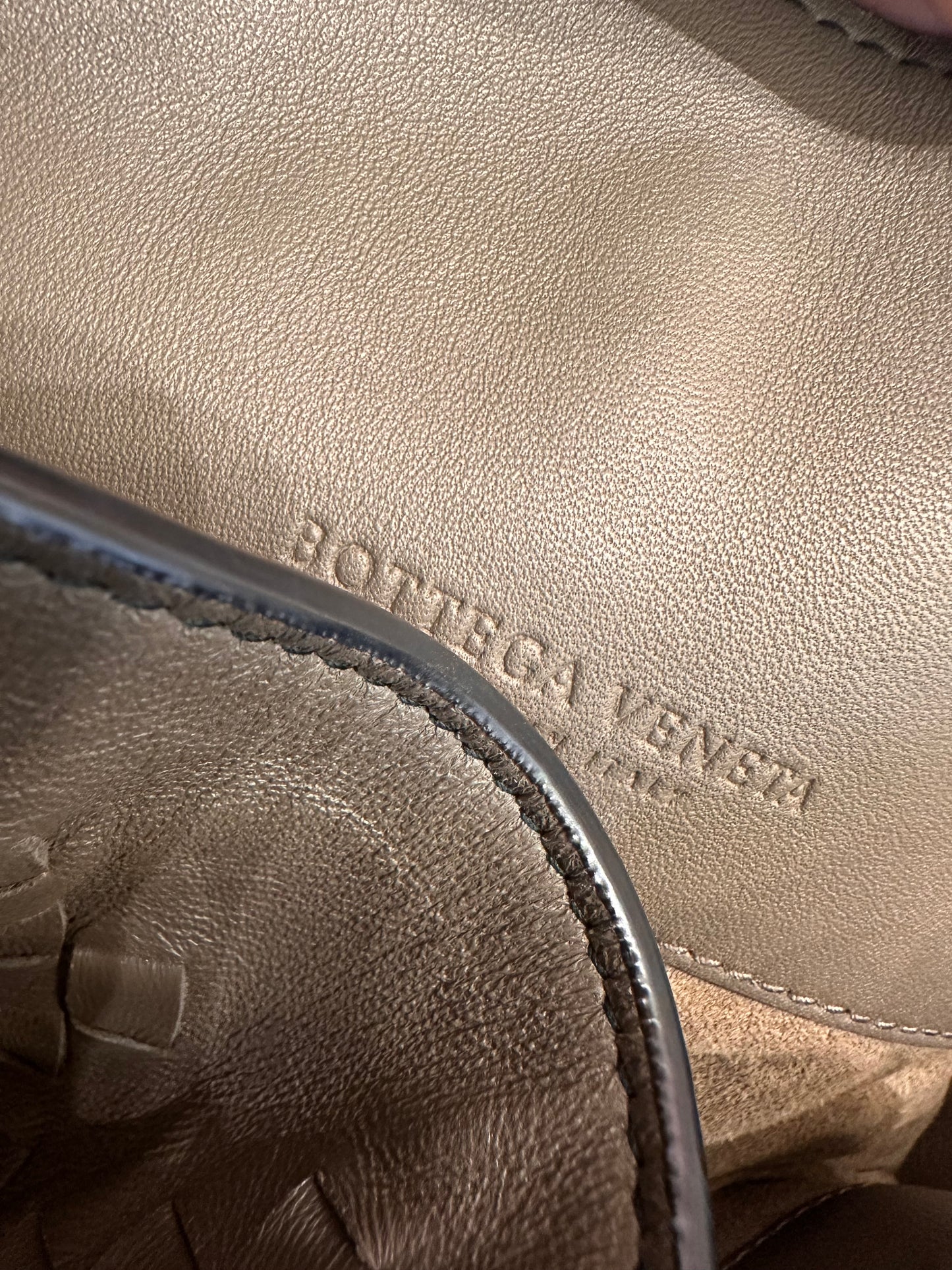 Bottega Veneta borsa Charleston in pelle intrecciata tortora