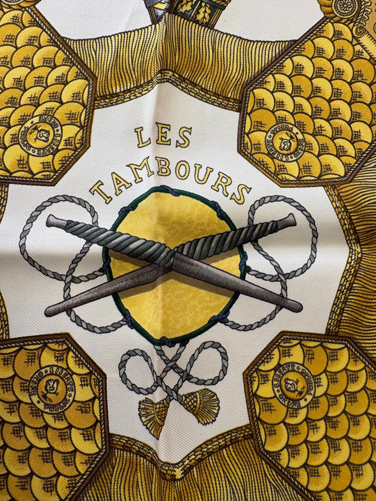 Hermès Paris Foulard Carré 90 "Les Tambours" in Seta Verde Bosco
