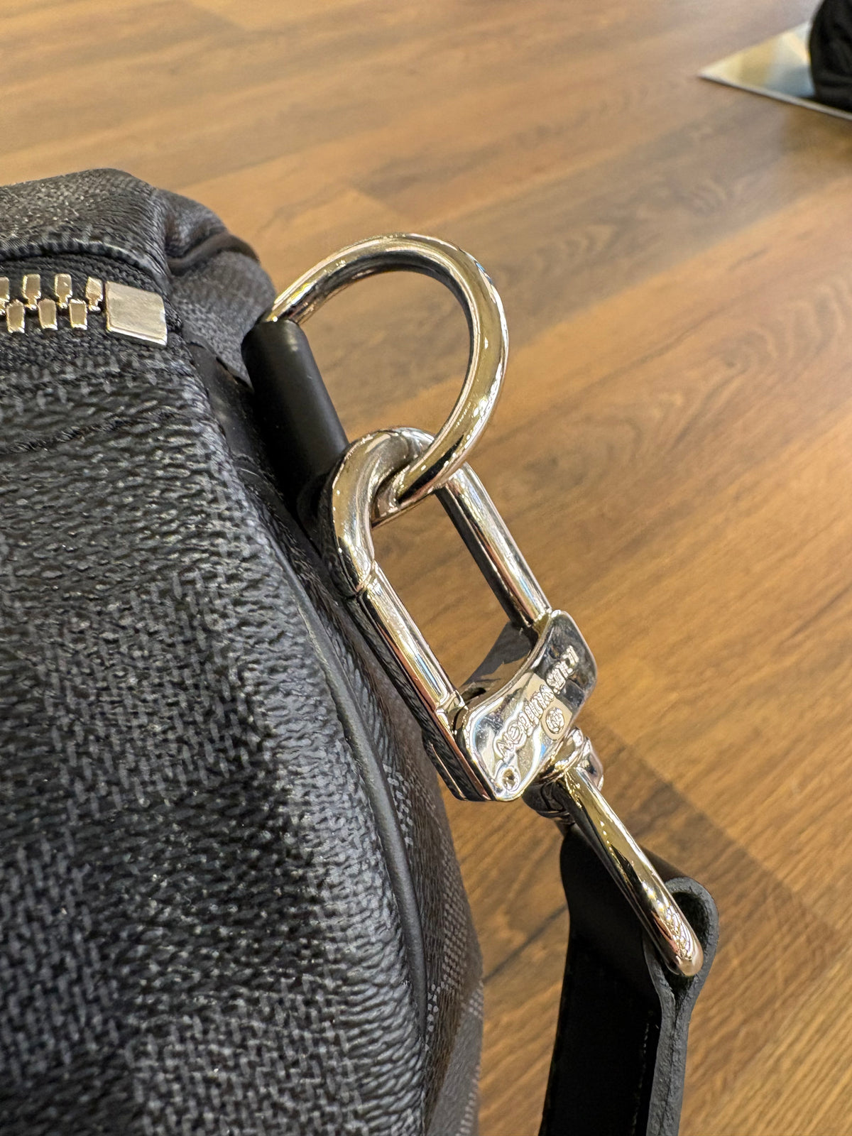 Louis Vuitton Keepall Bandoulière 55 in tela damier graphite e pelle nera