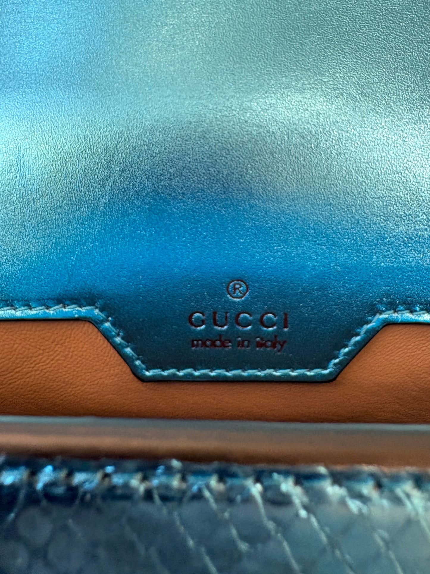 Borsa a Tracolla Gucci Horsebit 1955 Mini in Pitone Azzurro Metallizzato. Nuovo