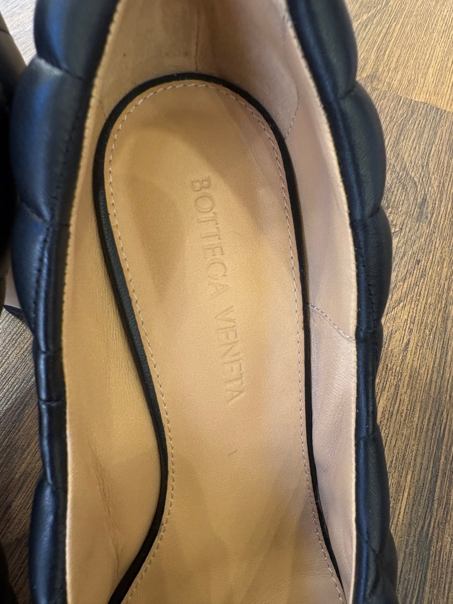 Bottega Veneta Puffy Bloc trapuntata in pelle nera 37. Nuovo