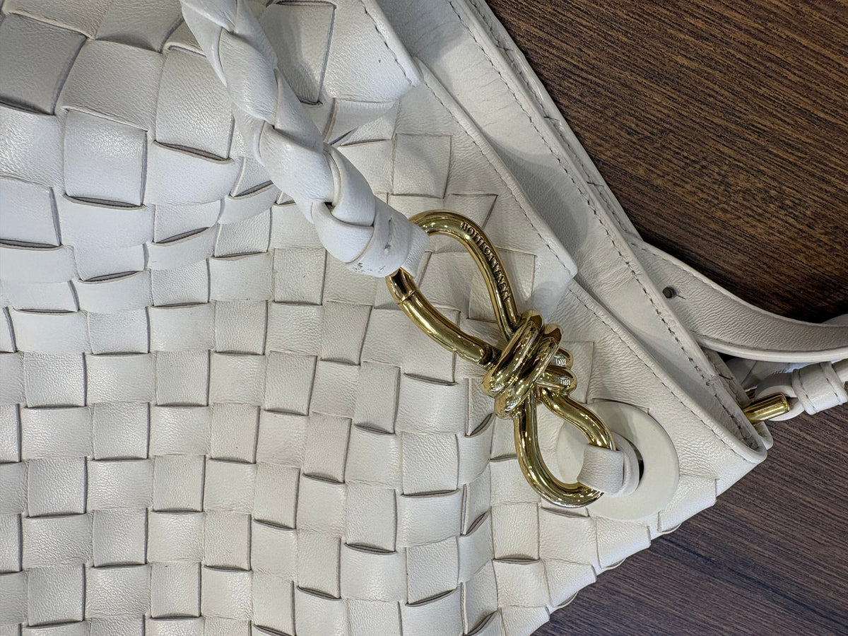 Bottega Veneta Andiamo Bucket piccola avorio . Nuovo