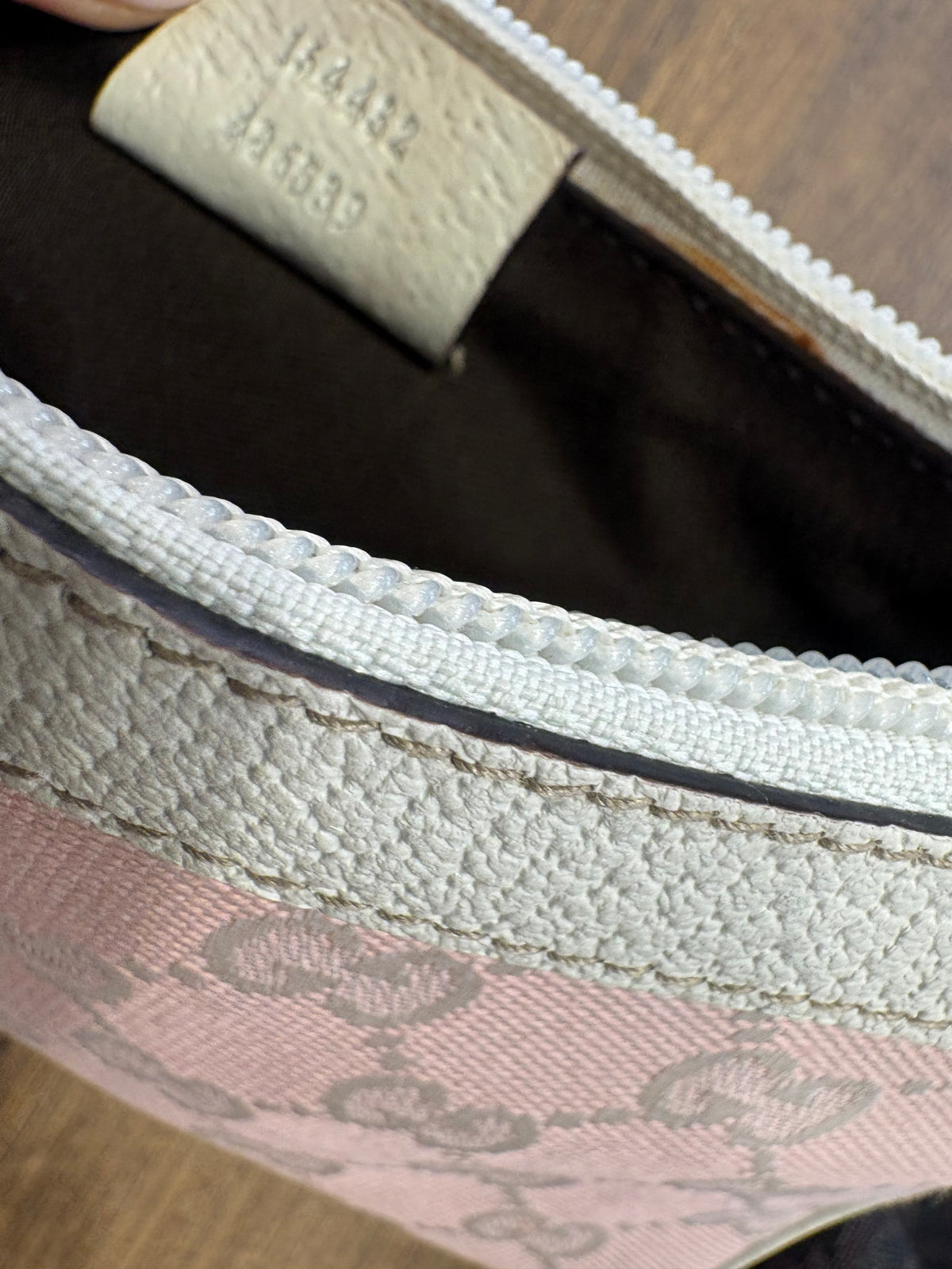 Gucci Mini Borsa a Spalla Boat Pochette Vintage in Tela GG Canvas Rosa e Pelle Bianca