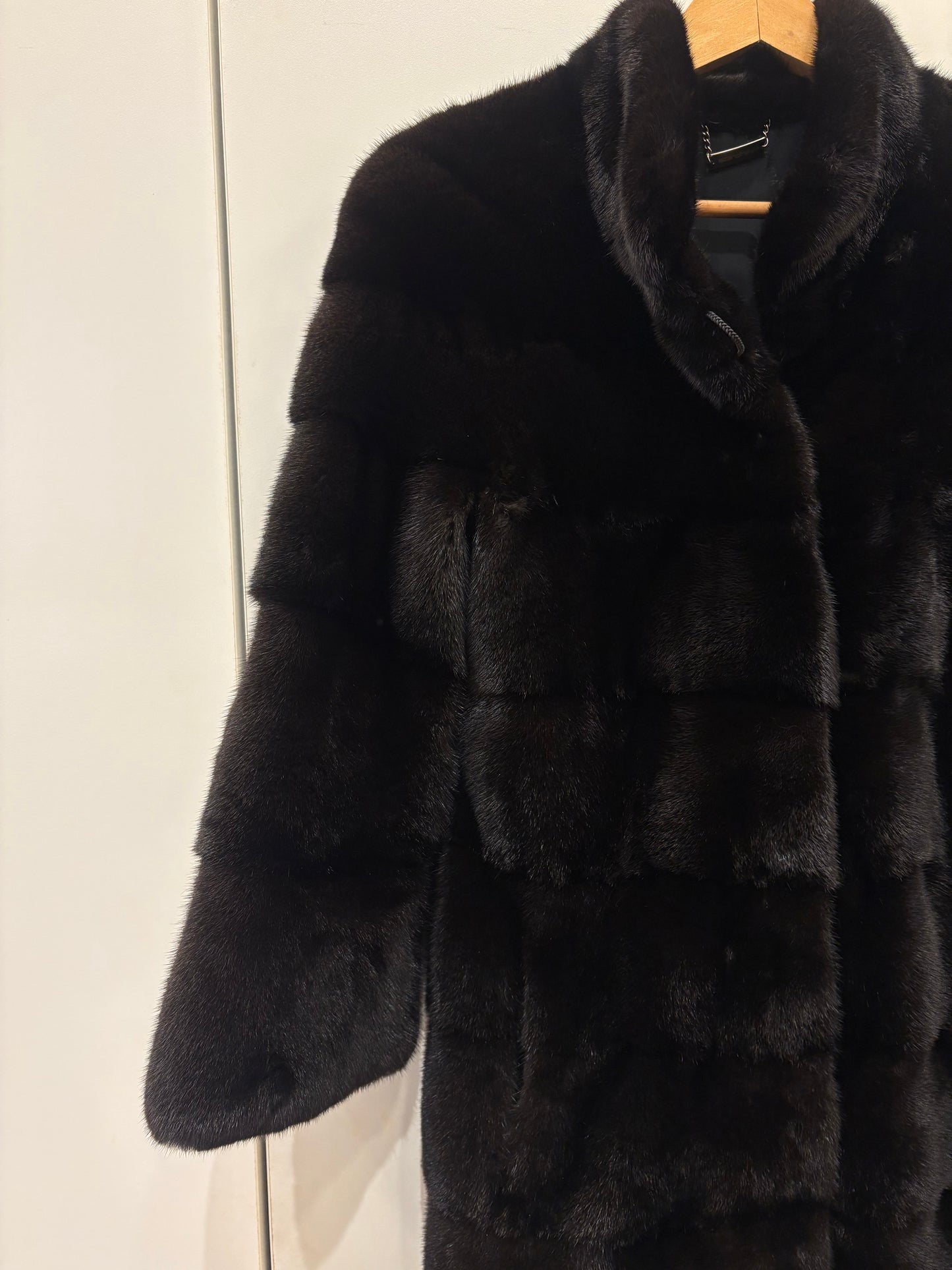 Visone nero avvitato taglio orizzontale