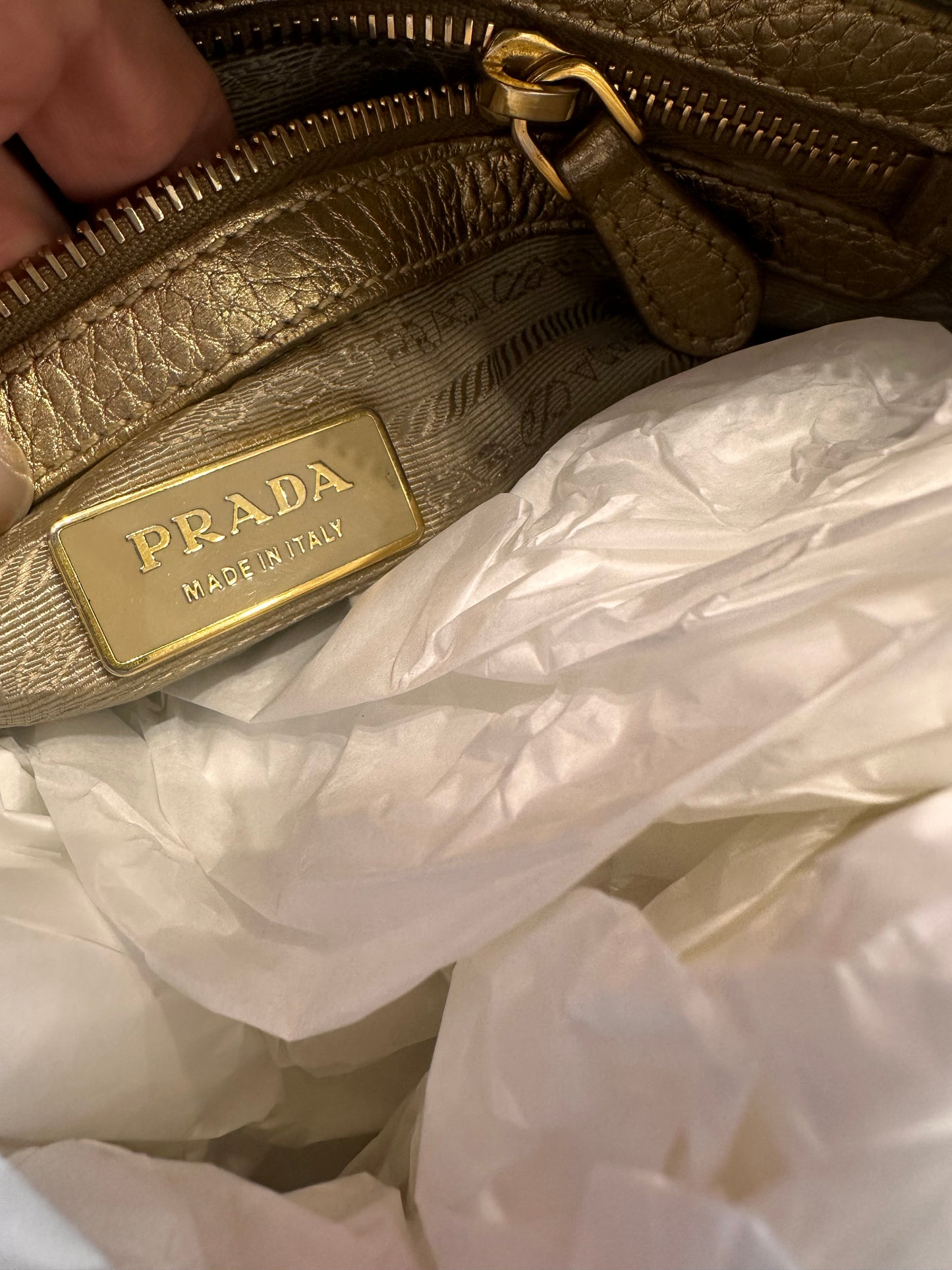 Prada borsa a spalla  in pelle dorata