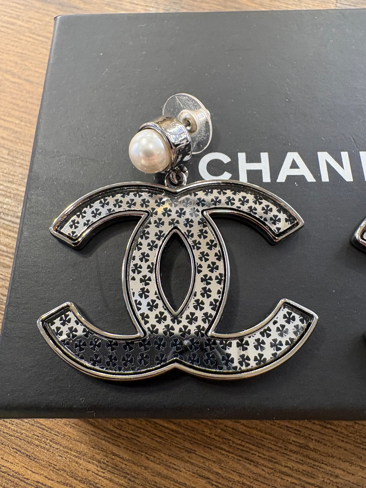 Chanel Orecchini Pendenti Chanel CC Logo Piercing in Metallo Argentato con Perla e Motivo Clover Pattern (Quadrifoglio)
