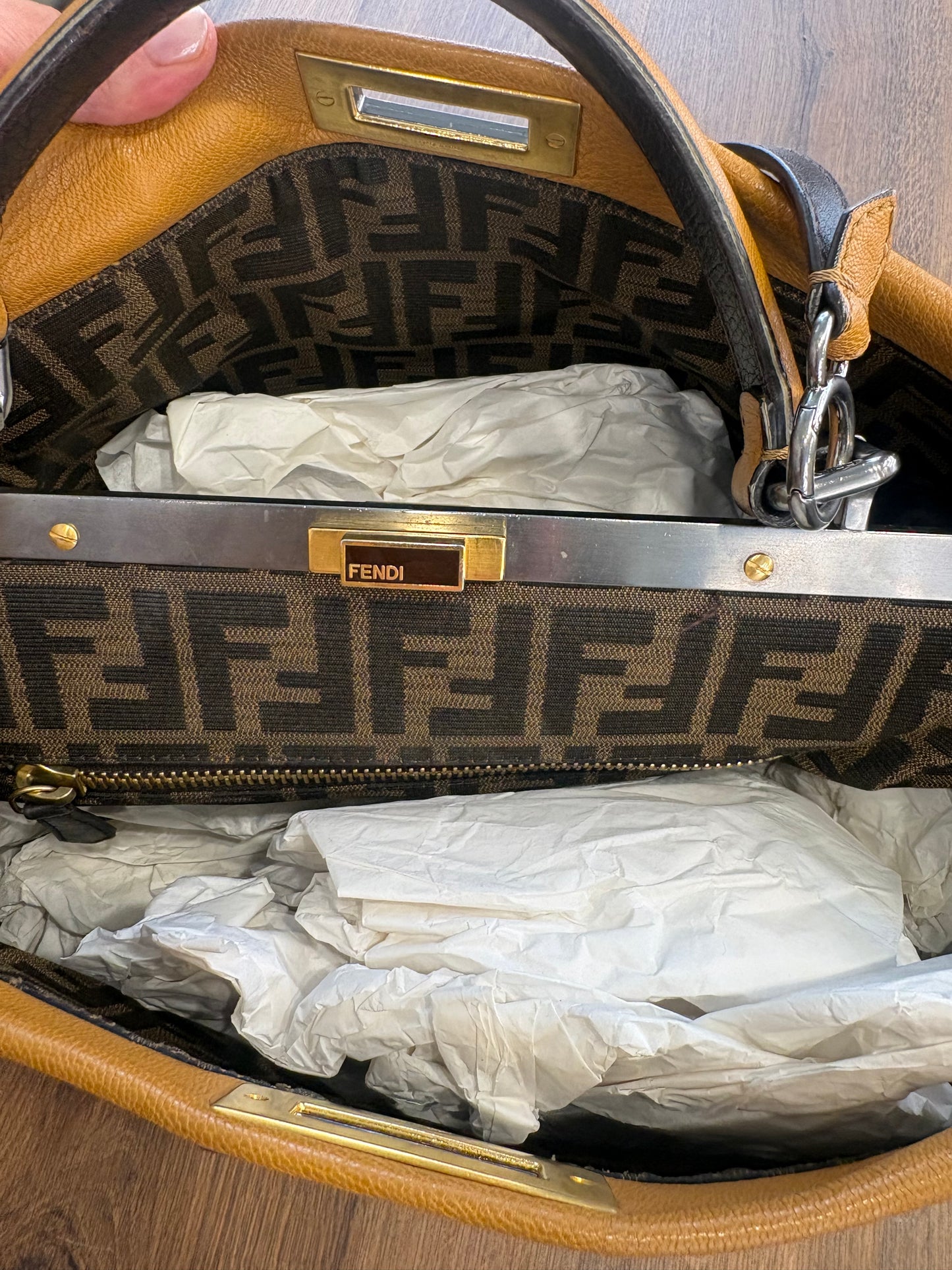 Fendi Peekaboo Large in Pelle Color Ocra con Interno Logo FF