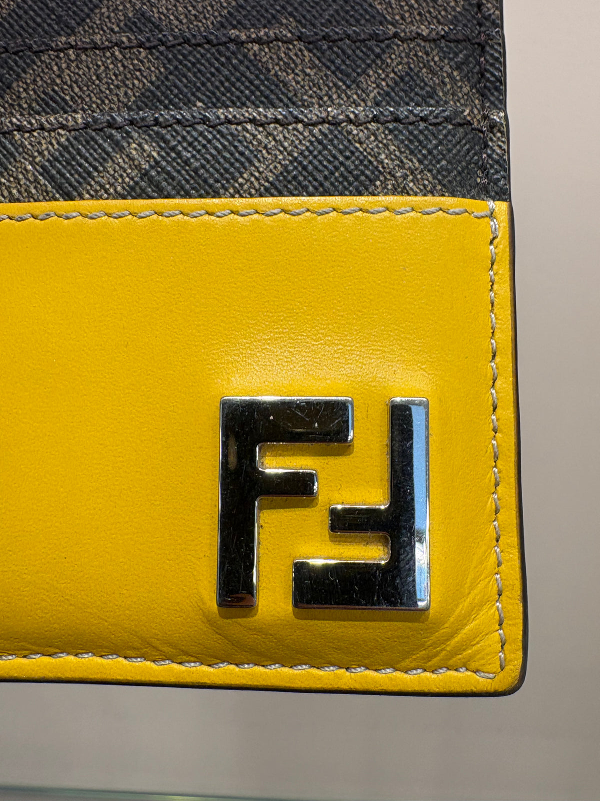 Fendi Portacarte FF Squared in Pelle e Tessuto Jacquard – Giallo Mimosa e Tabacco