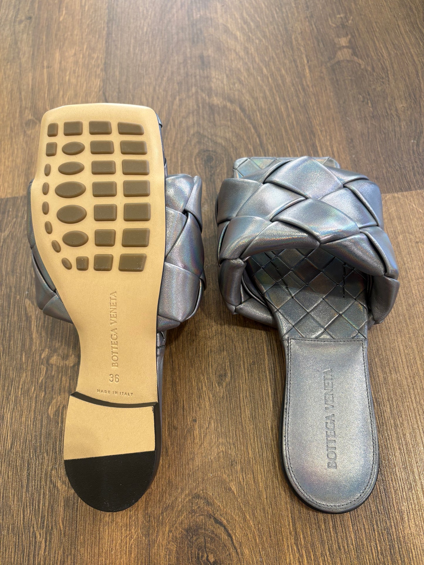 Bottega Veneta Sandali Flat Lido in Pelle Intrecciata Oyster Metallic 36. Nuovo