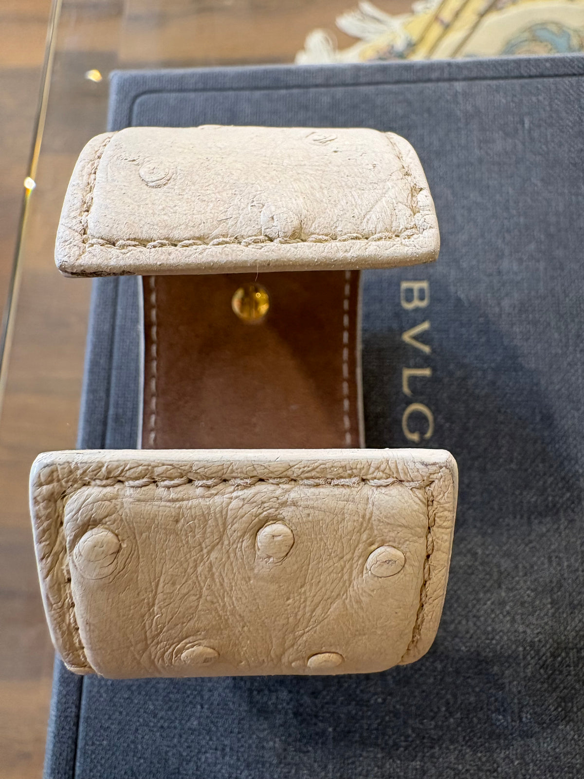 Bvlgari bracciale rigido a fascia in pelle di struzzo avorio metallo dorato