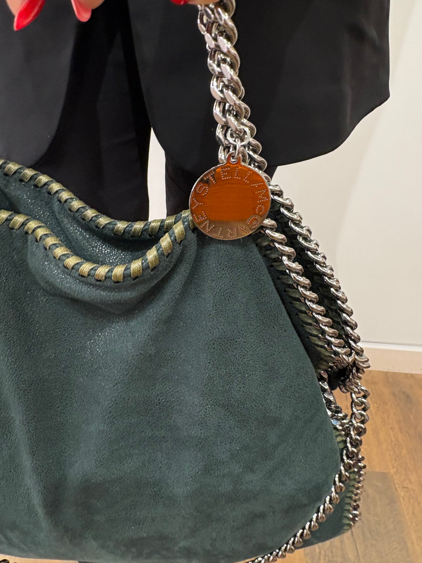 Stella McCartney Falabella in pelle vegana verde con finiture color argento
