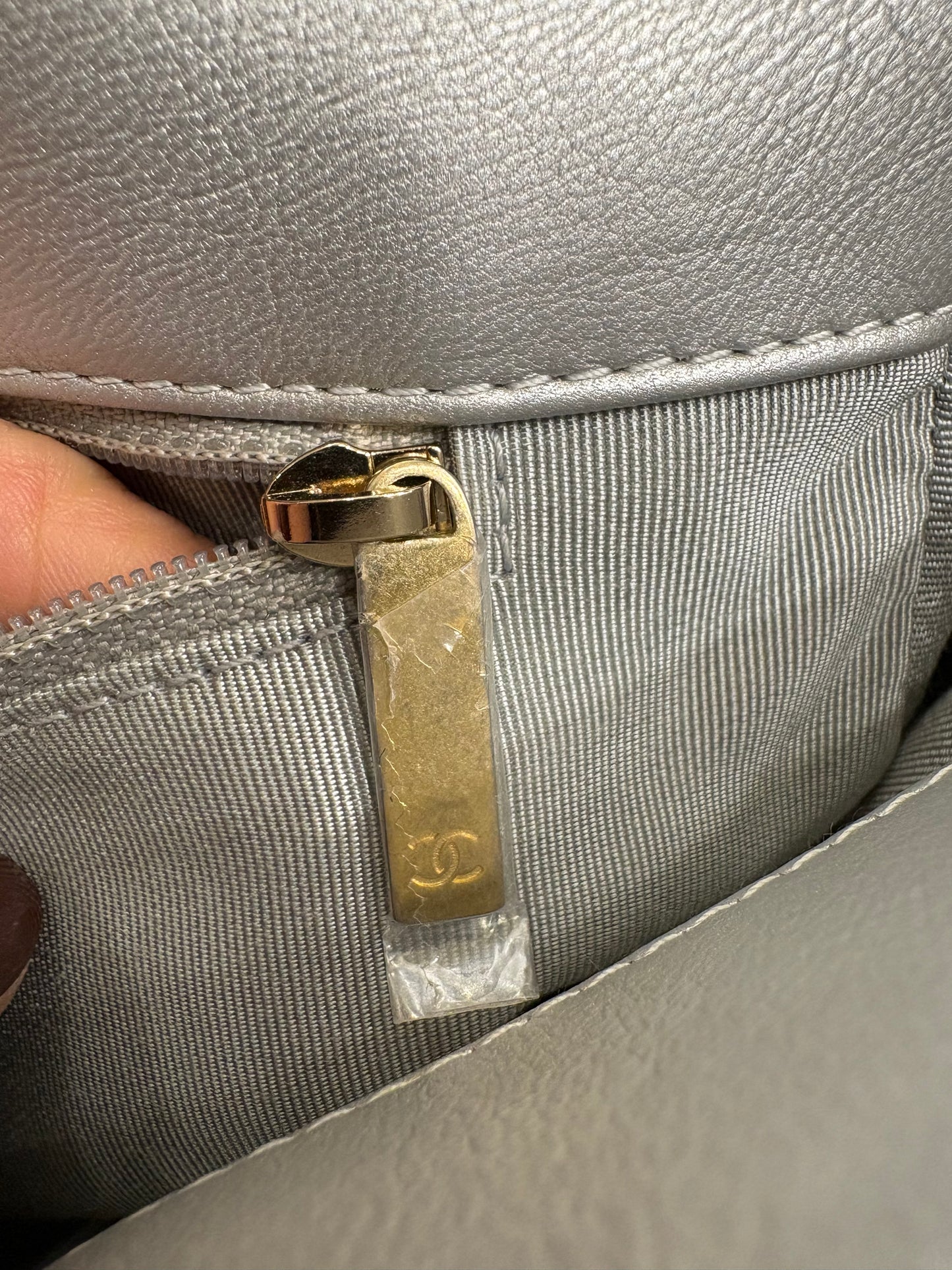 Chanel C19  media in pelle argento hw silver / gold