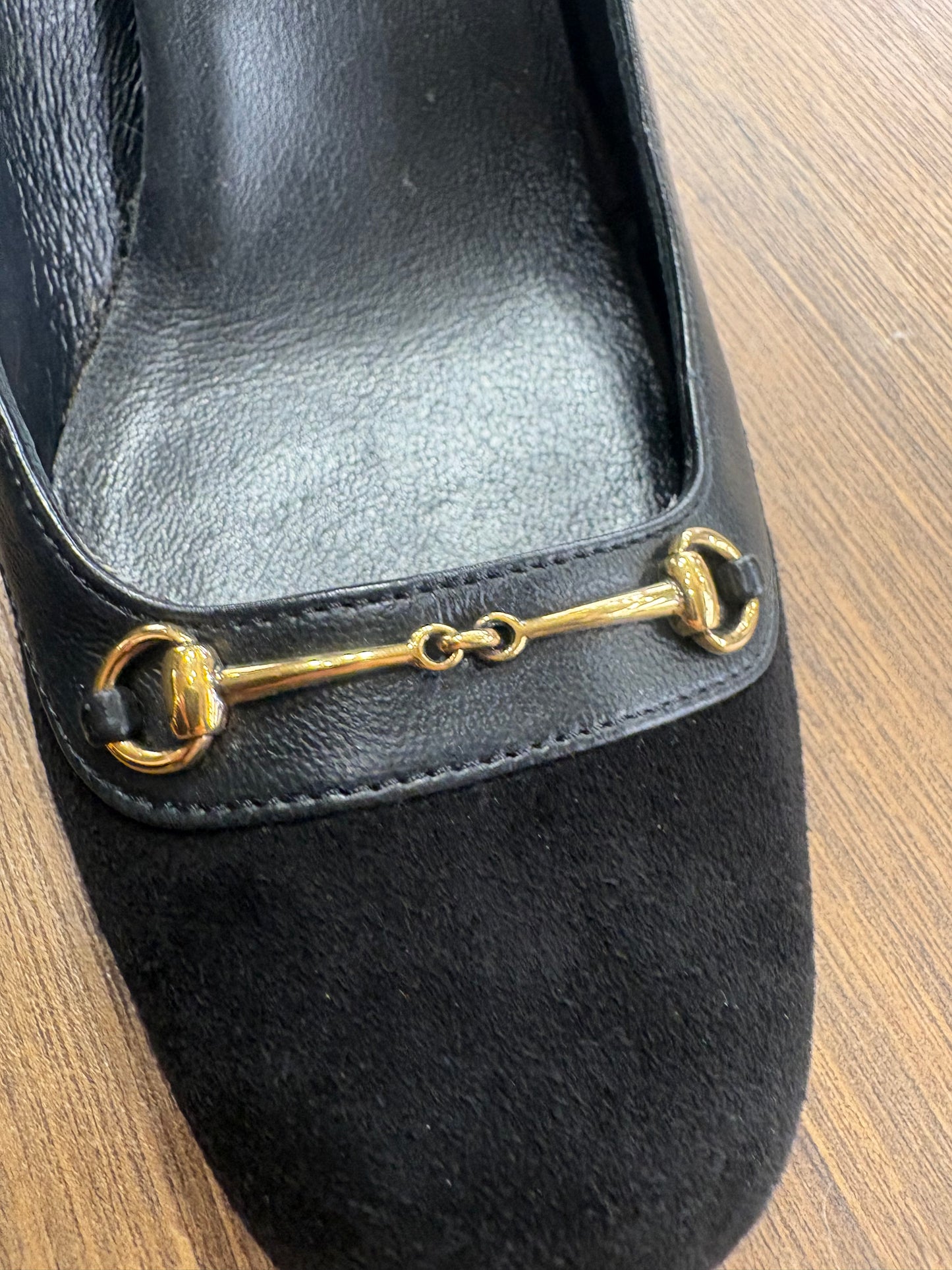 Gucci décolleté in suede nero con morsetto dorato