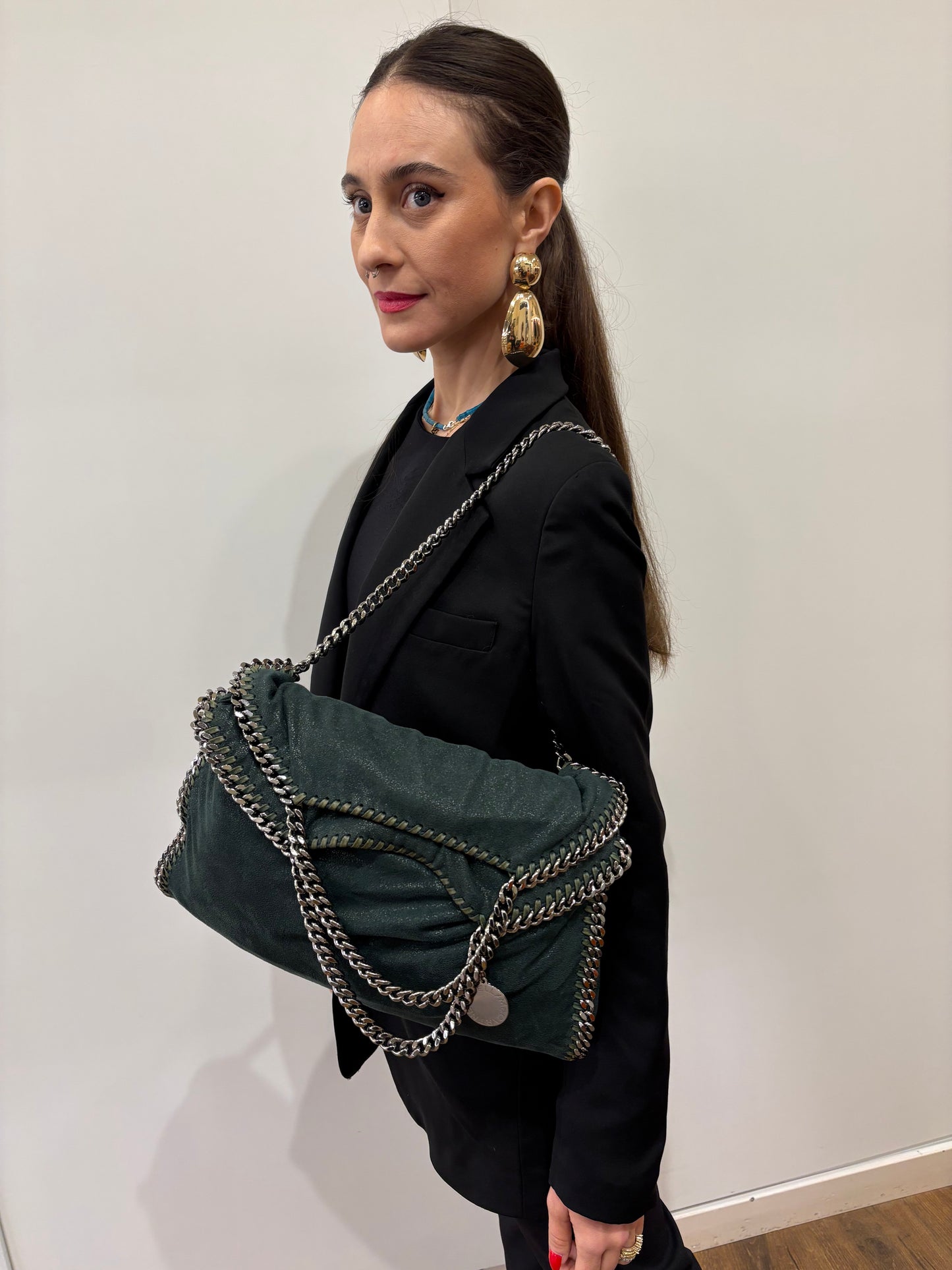 Stella McCartney Falabella in pelle vegana verde con finiture color argento