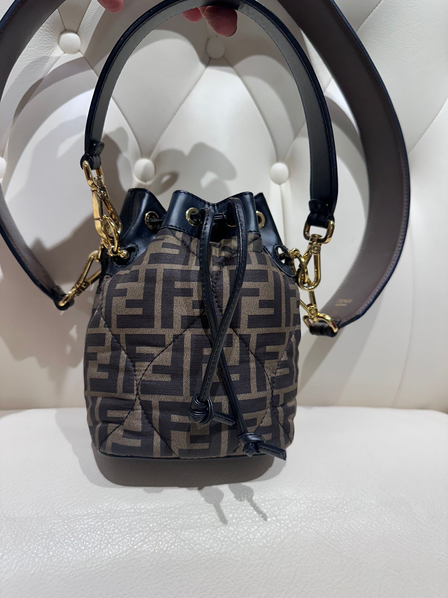 Fendi secchiello Mon Tresor e tracolla monogram in pelle