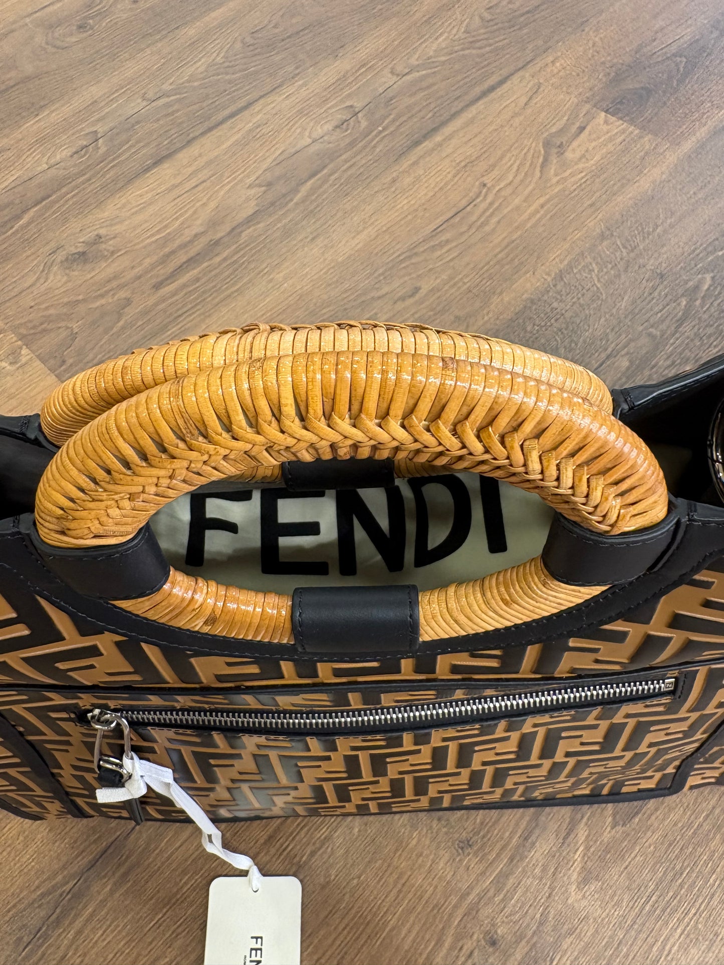 Fendi Runaway Shopper Grande in Pelle manici in rattan . Nuovo