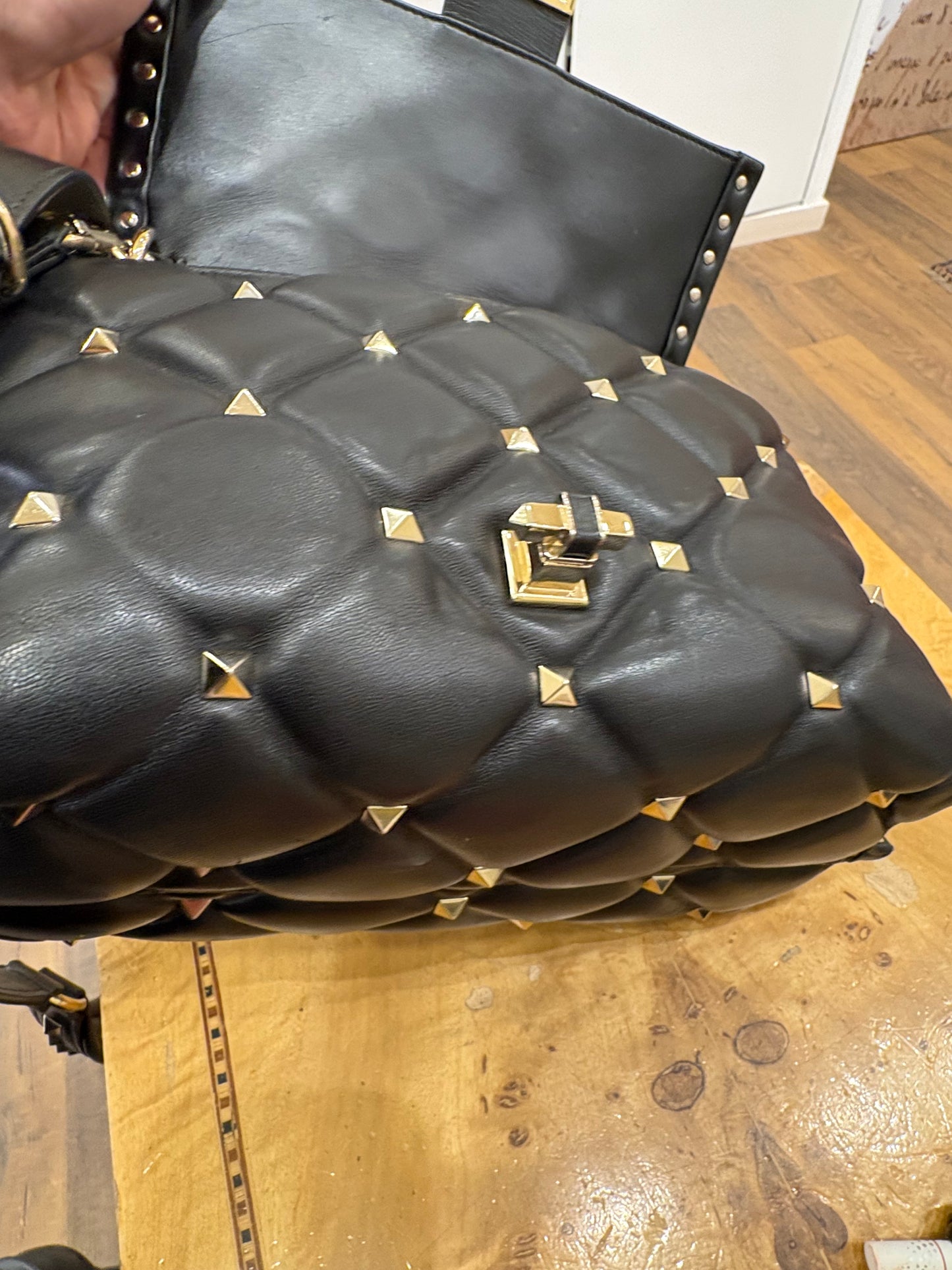 Valentino Garavani Candy Stud in pelle nera con logo VLTN