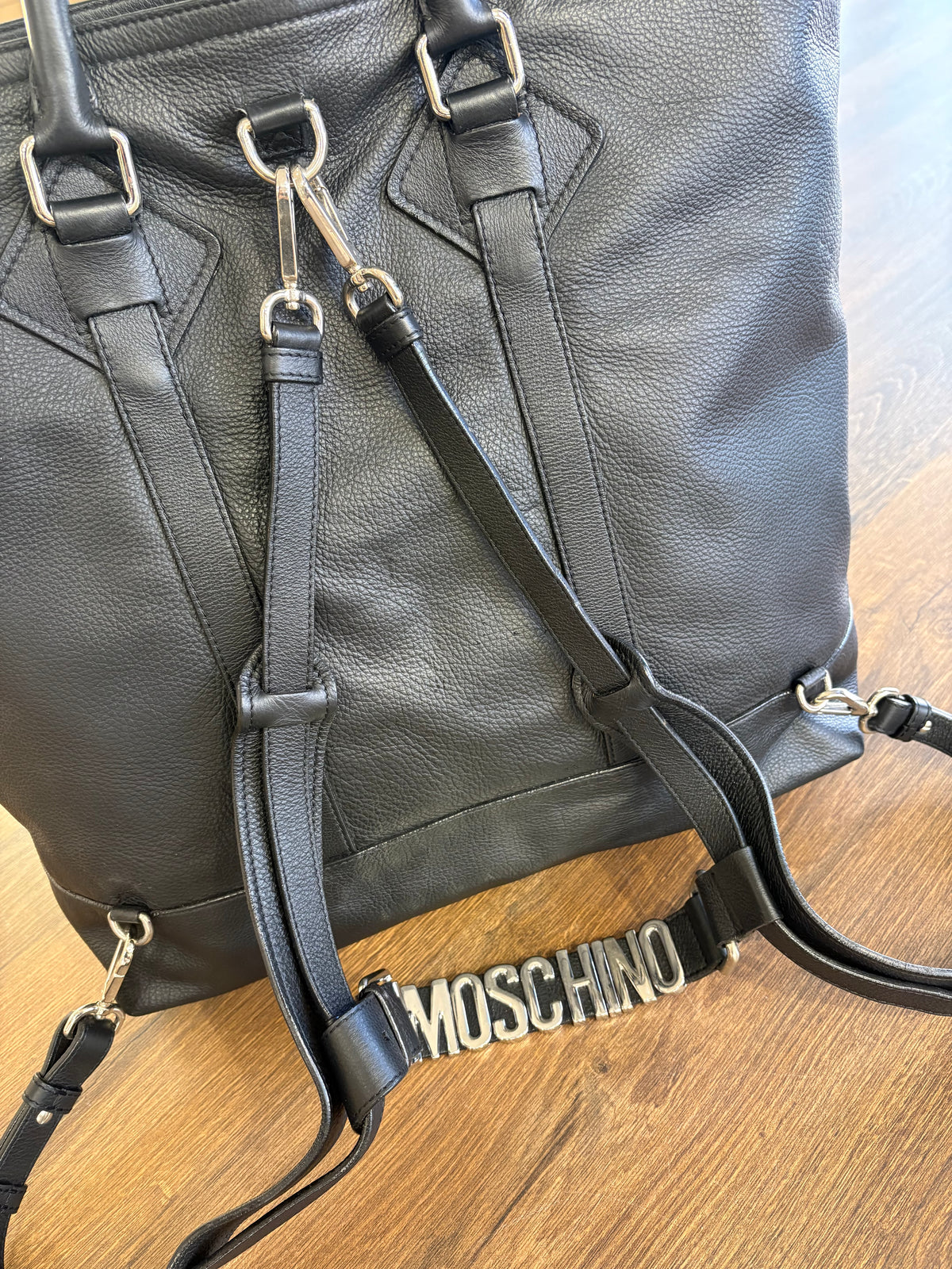 Moschino Maxi Borsa / Zaino Convertibile in Pelle Martellata con Lettering Logo