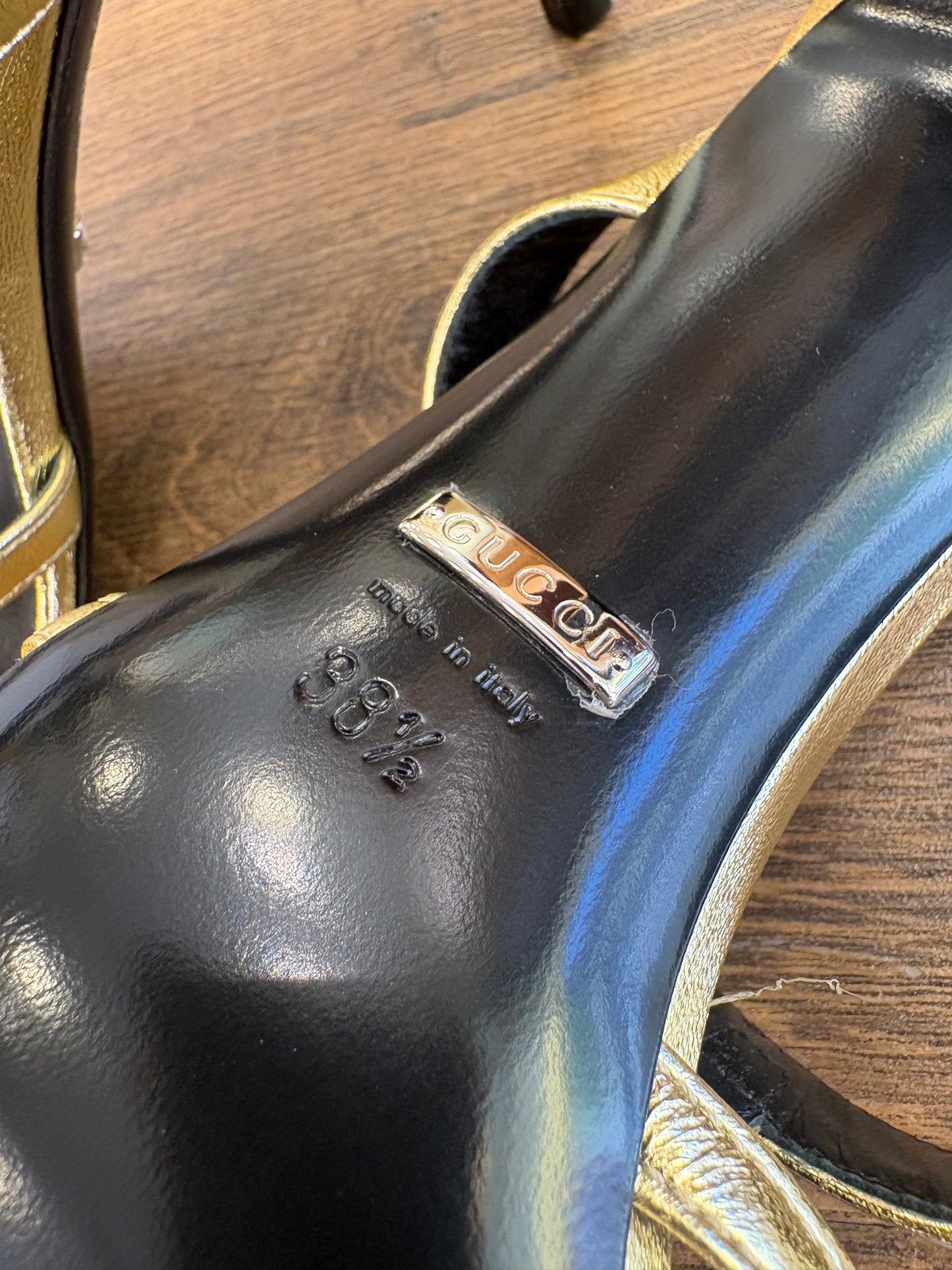 Gucci Sandali Sabot Slim Horsebit in Pelle Metallizzata Oro. Nuovo