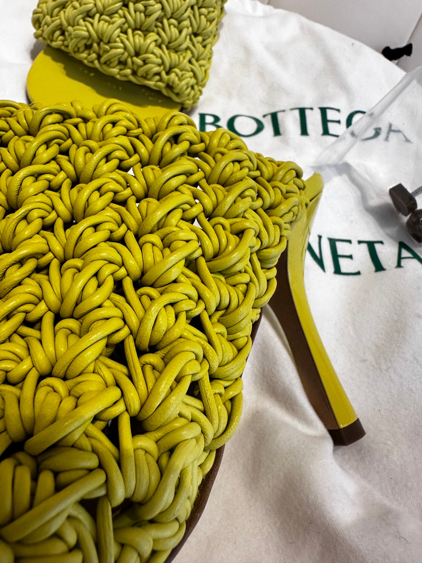 Bottega Veneta mules in pelle intrecciata verde acido