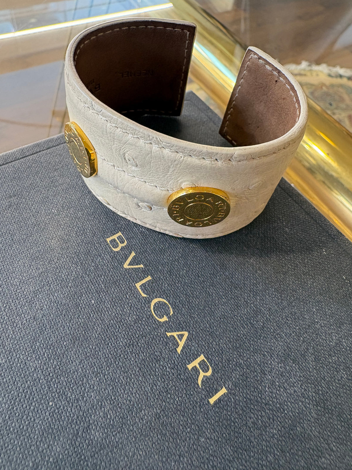 Bvlgari bracciale rigido a fascia in pelle di struzzo avorio metallo dorato