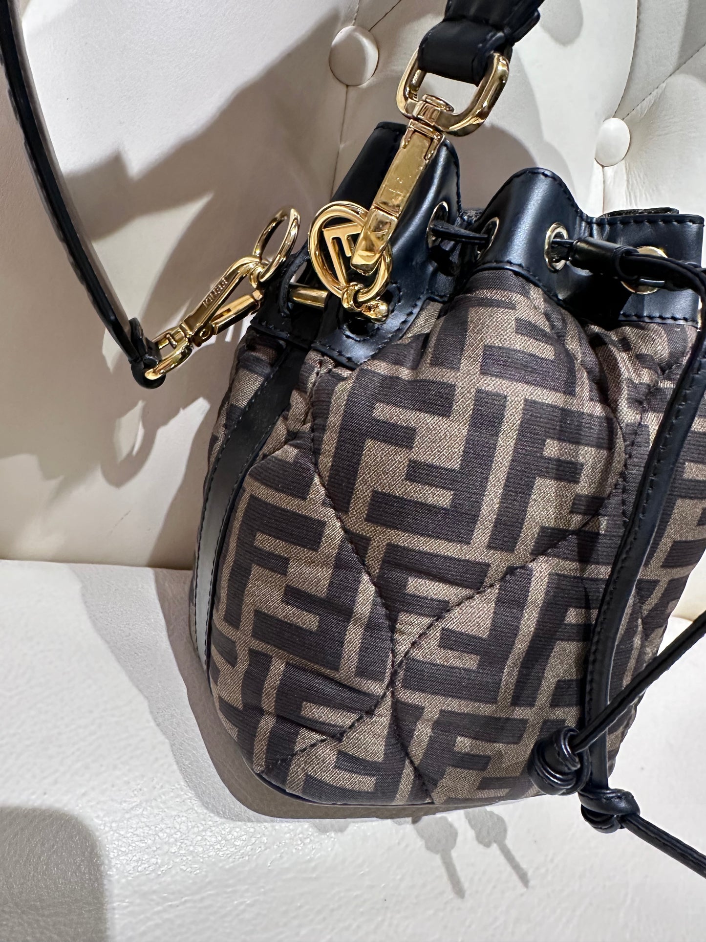 Fendi secchiello Mon Tresor e tracolla monogram in pelle