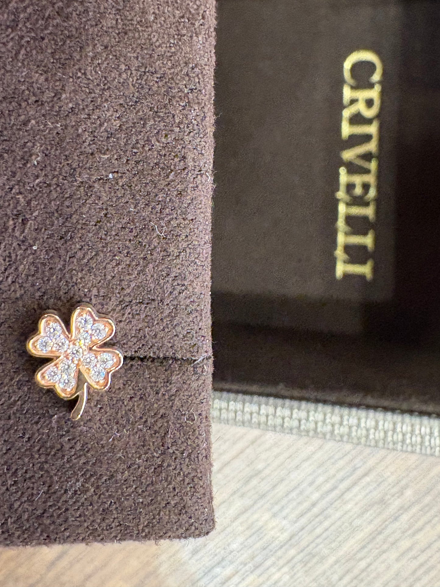 Orecchini a Lobo Crivelli a Forma di Quadrifoglio in Oro Rosa 18kt con Pavé di Diamanti