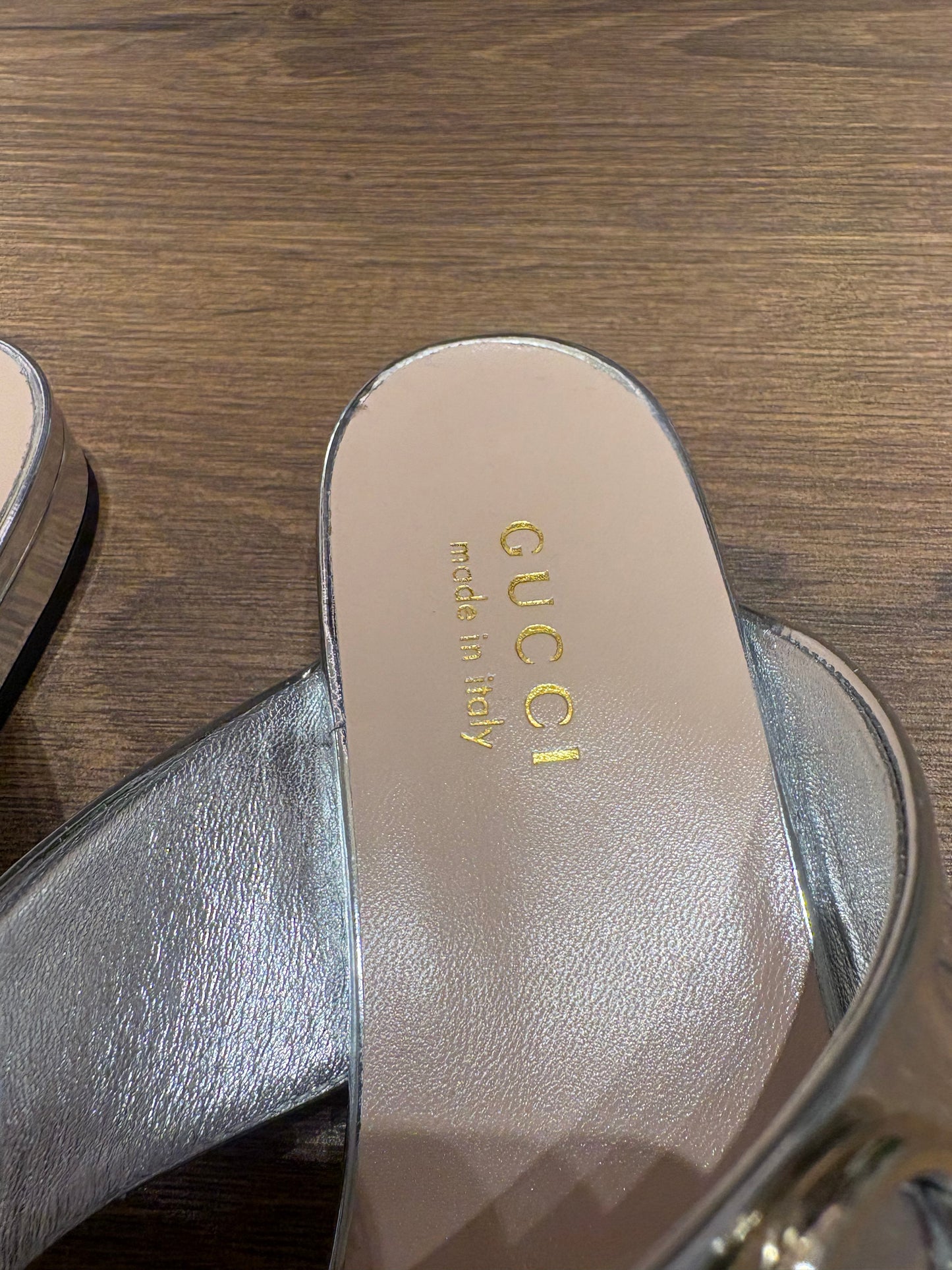 Sandali Infradito Gucci Horsebit  in Pelle Laminata Argento 39. Nuovo