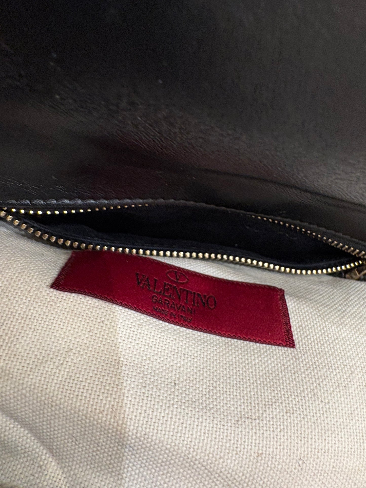 Valentino Garavani Candy Stud in pelle nera con logo VLTN