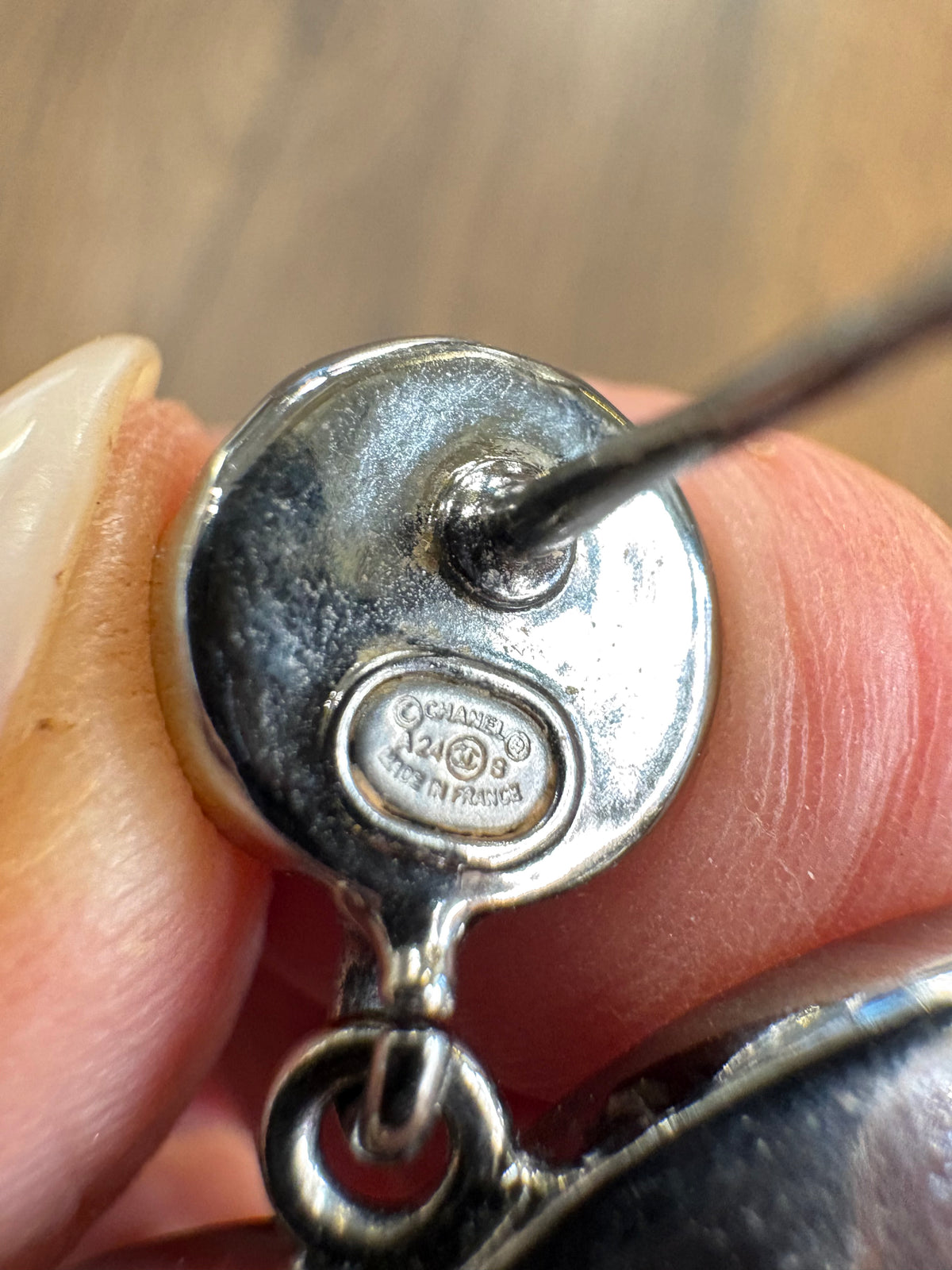 Chanel Orecchini Pendenti Chanel CC Logo Piercing in Metallo Argentato con Perla e Motivo Clover Pattern (Quadrifoglio)