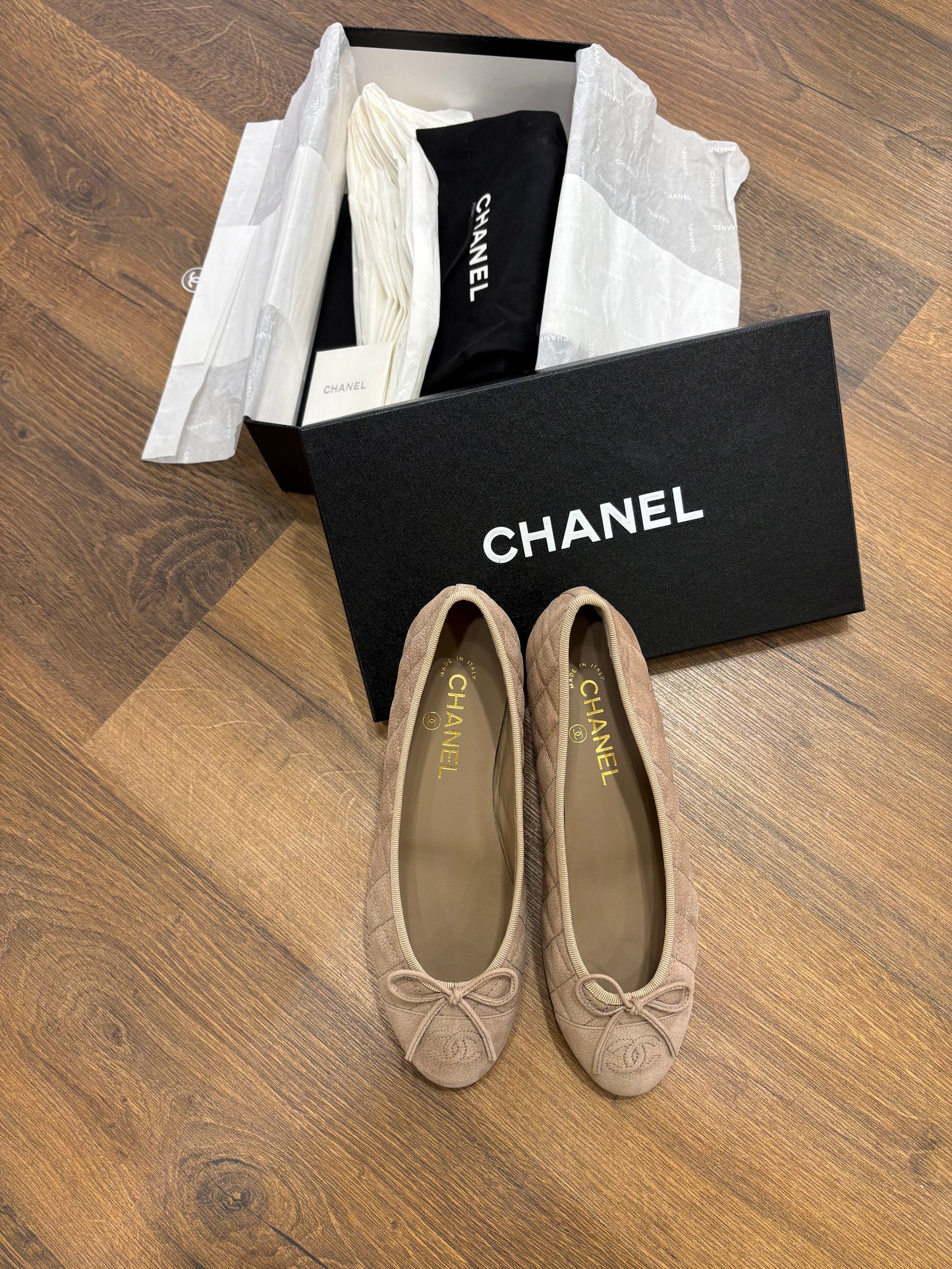 Chanel Ballerine Cambon in Pelle Scamosciata Trapuntata Beige Classico. Nuove